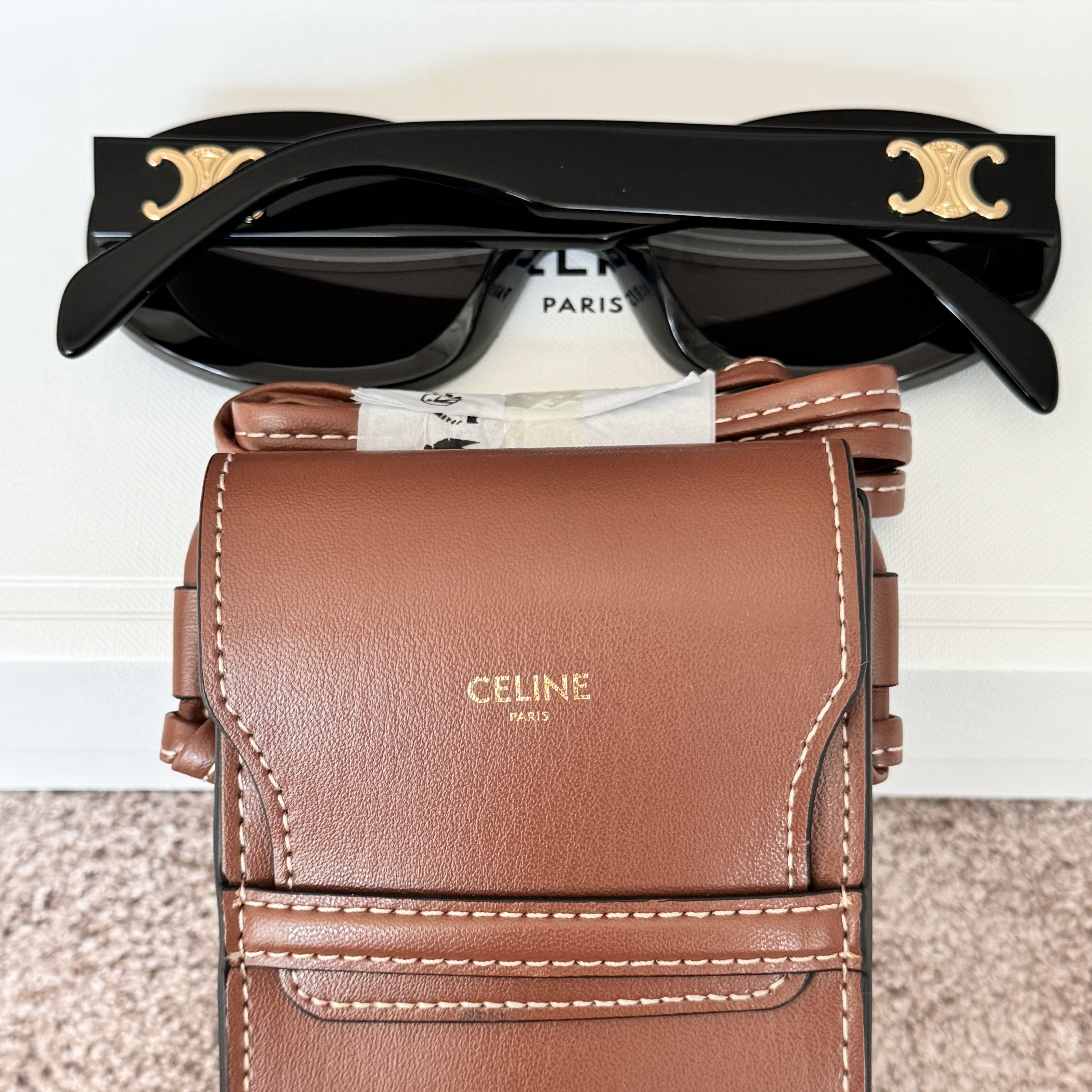 (W) Celine Triomphe 01 Sunglasses in Acetate Black 착용 스타일