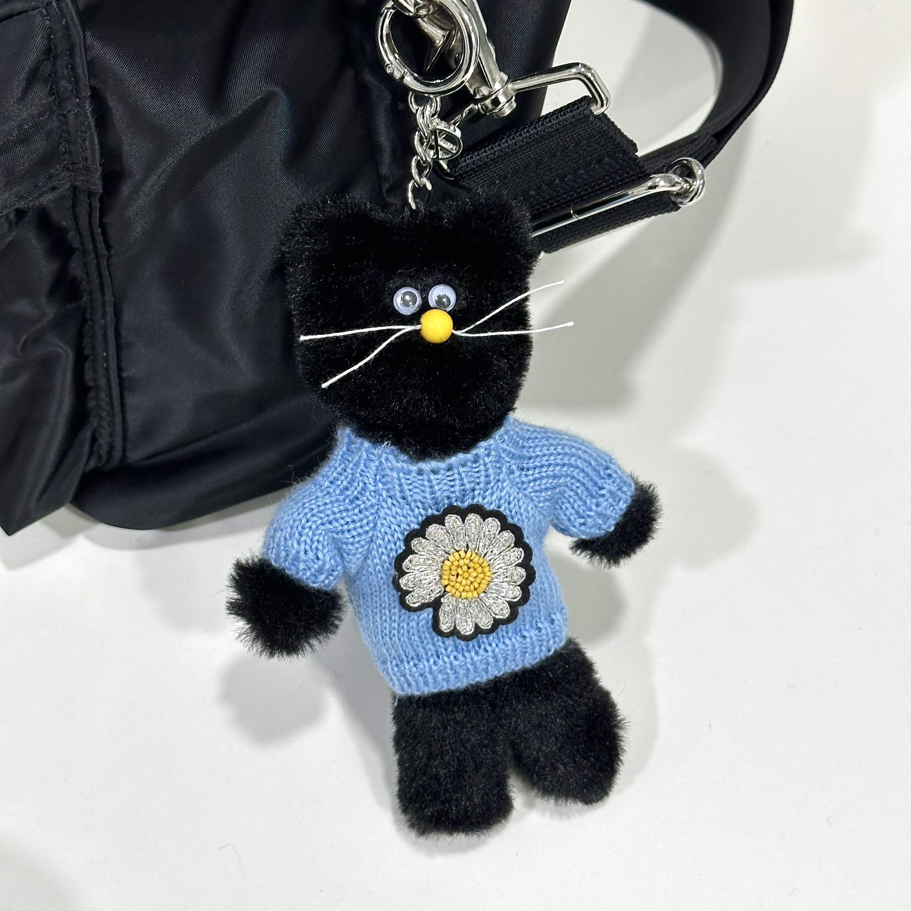 Monamhee x Peaceminusone Daihee Plush Keyring 착용 스타일