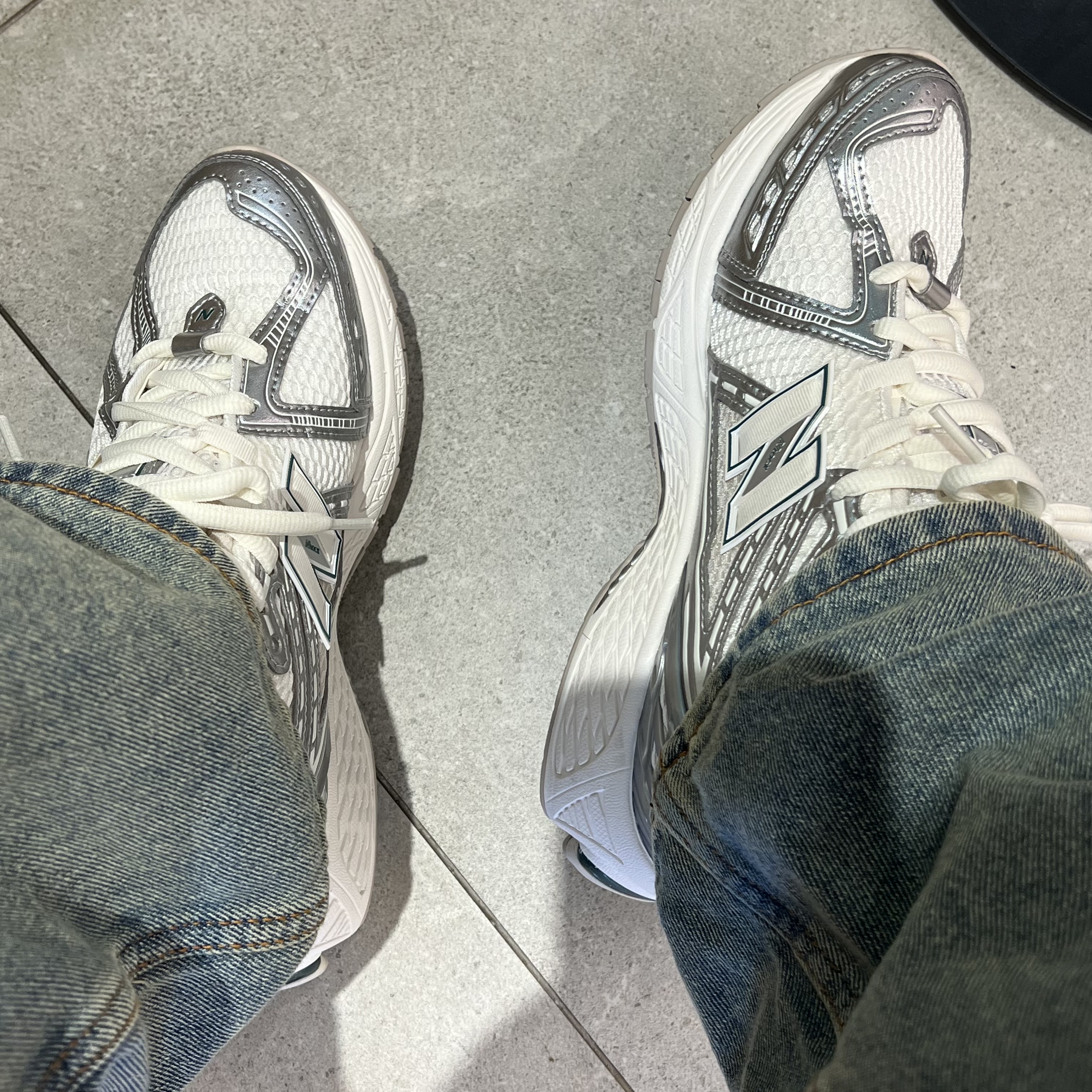 New Balance 1906R Silver Metallic Sea Salt 착용 스타일