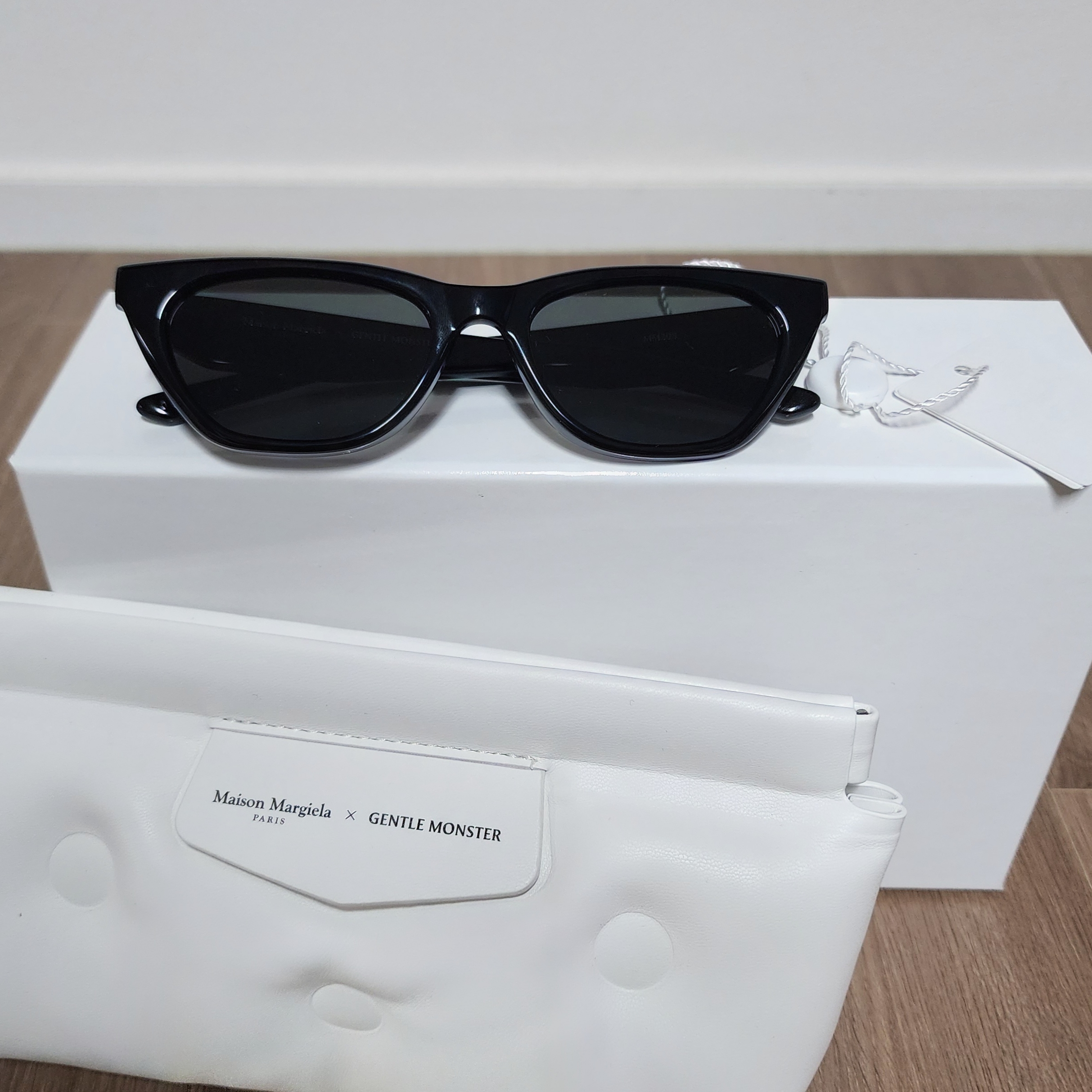 Gentle Monster x Maison Margiela MM208 Black Gray 착용 스타일 - 1