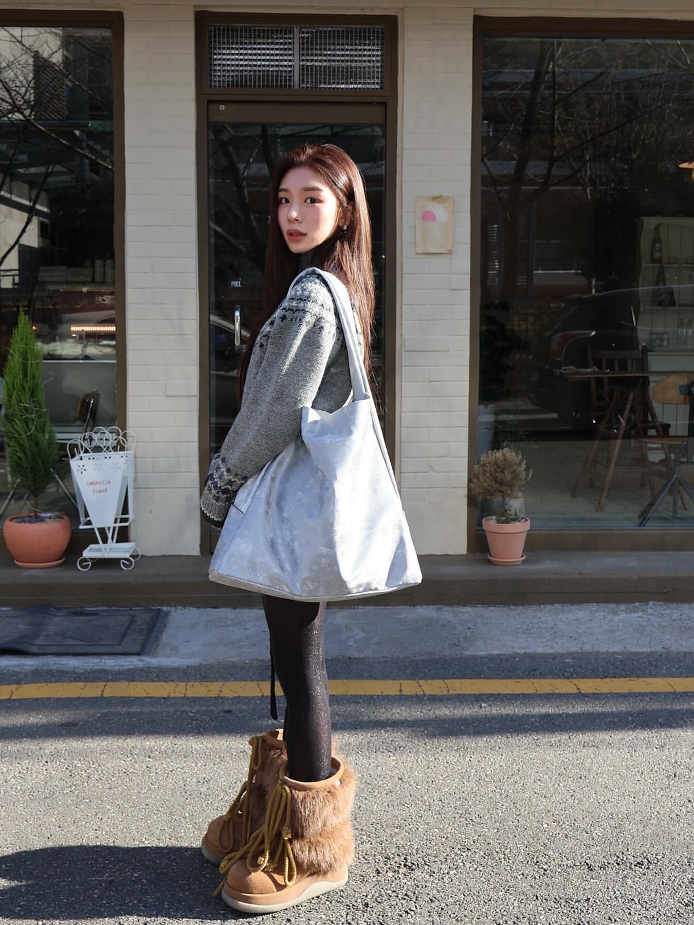 ACOC Research L Bag_Silver 착용 스타일 - 2
