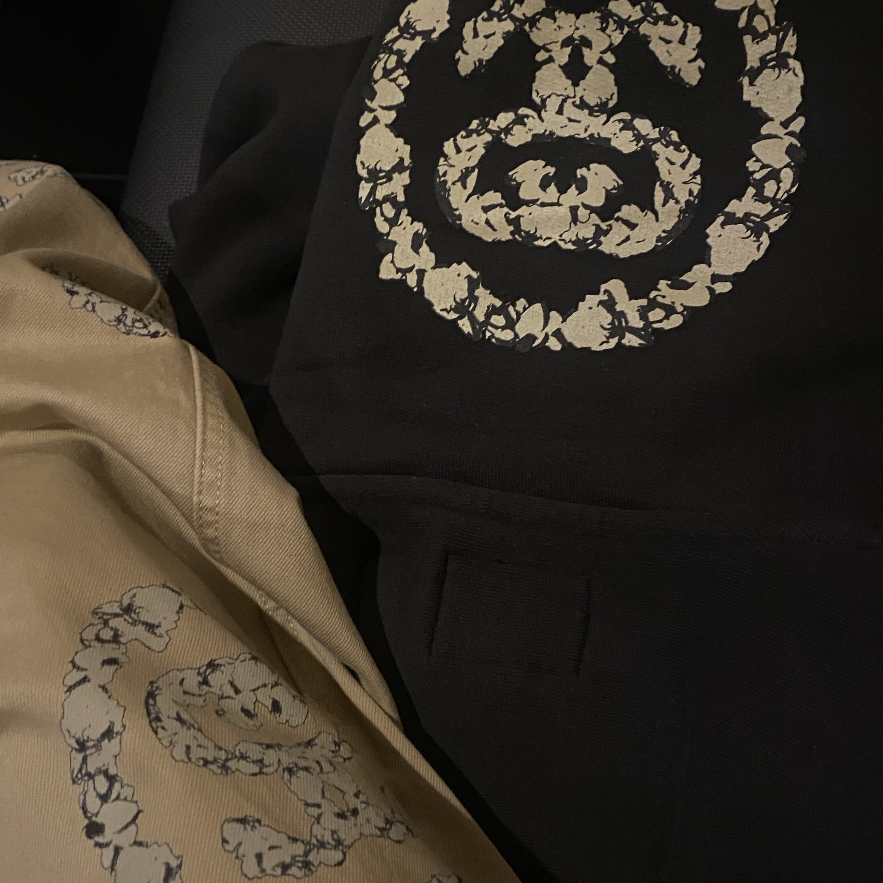 Stussy x Denim Tears Graphic Hoodie Black, Stussy x Denim Tears SS Wreath Chino Khaki 착용 스타일