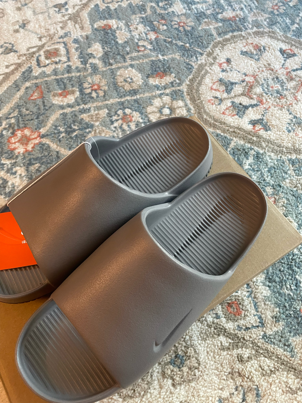 Nike Calm Slide Flat Pewter 착용 스타일 - 3