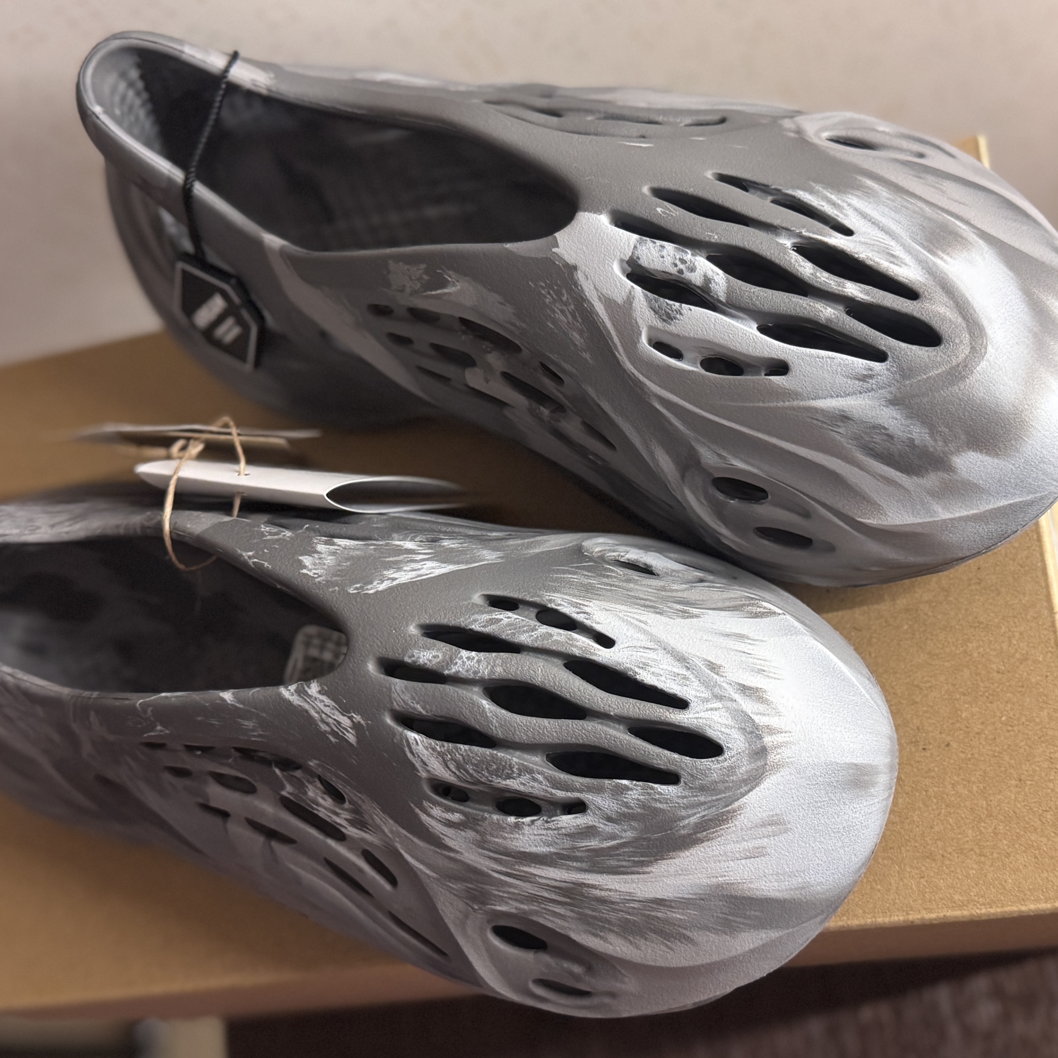 Adidas Yeezy Foam RNNR MX Granite 착용 스타일 - 3