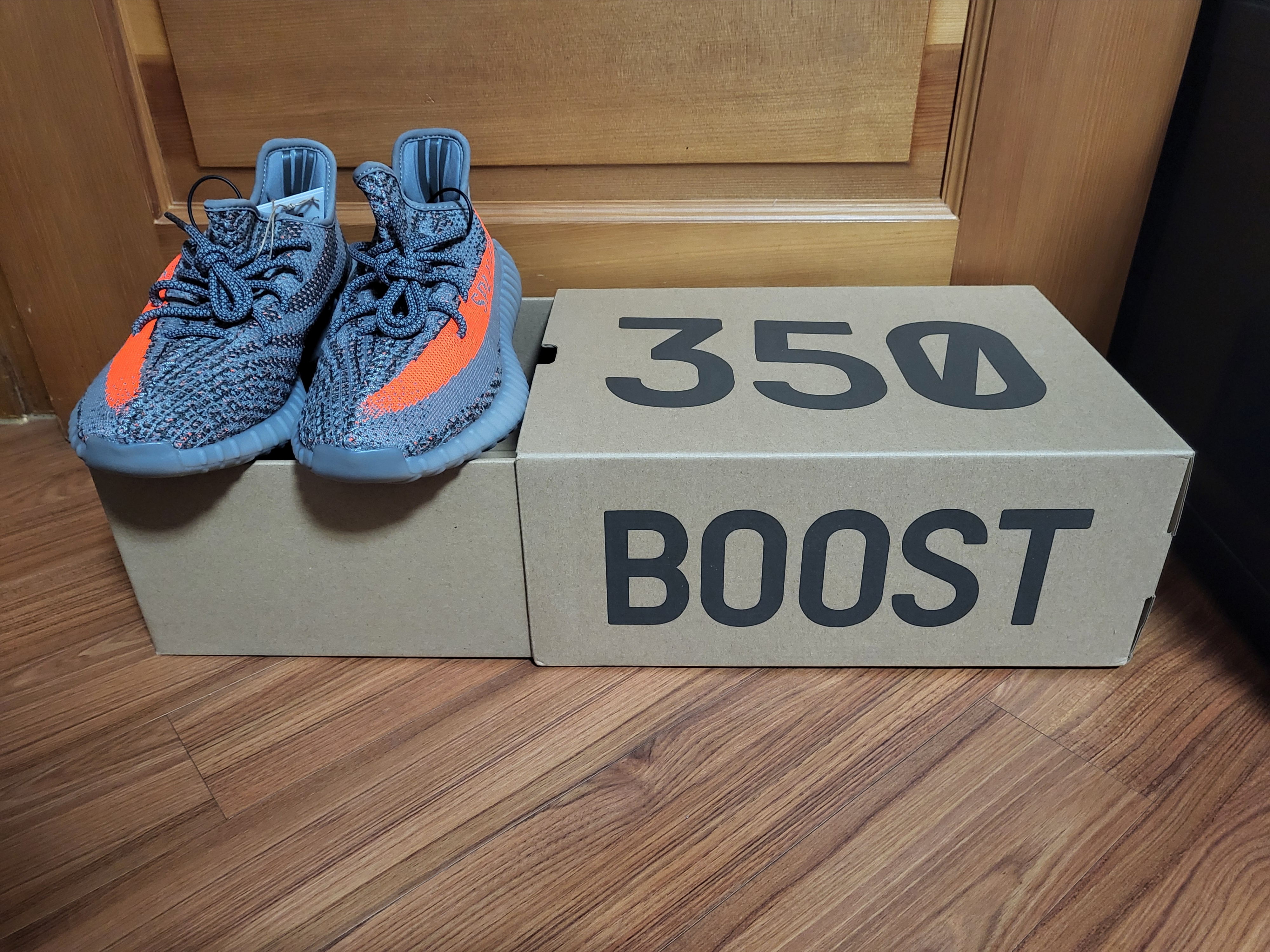 Adidas Yeezy Boost 350 V2 Beluga - Reflective 착용 스타일