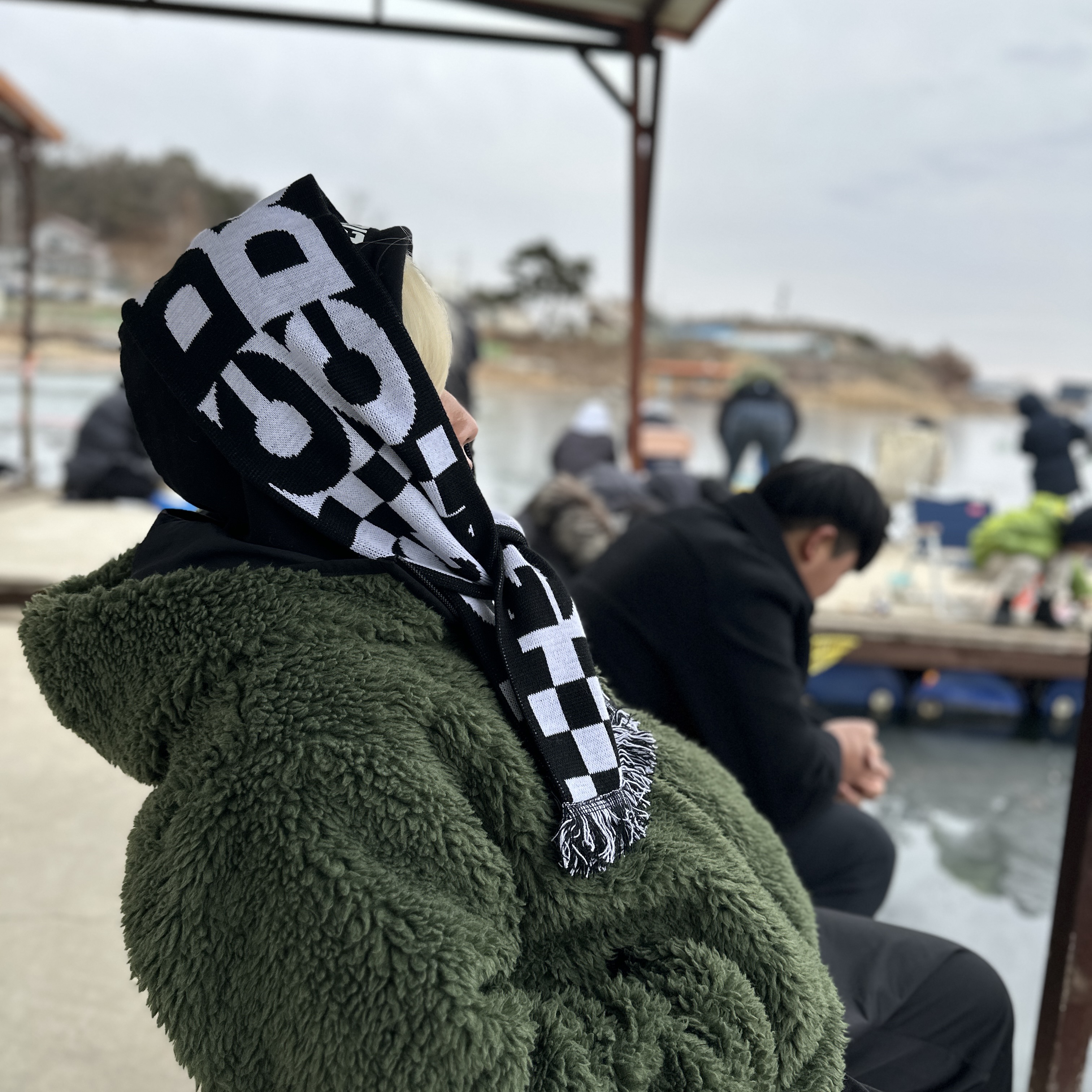 CDG Logo Check Muffler White Black, Stussy Sherpa Jacket Olive 착용 스타일