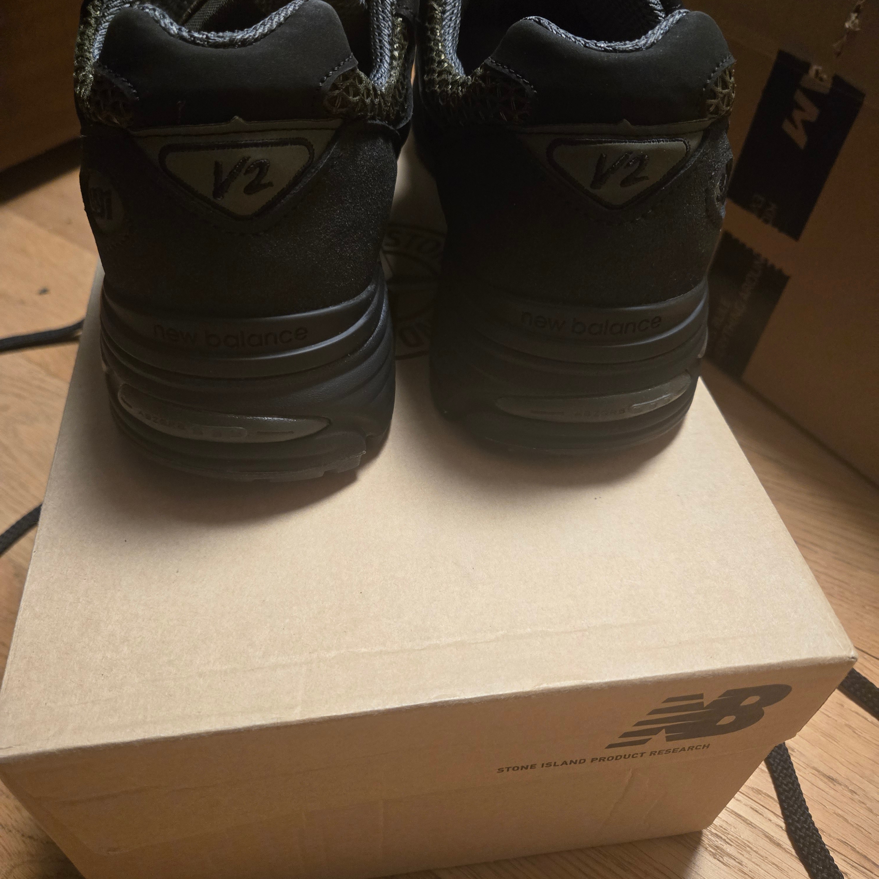 New Balance x Stone Island 991v2 Made in UK Black Olive Night 착용 스타일 - 2