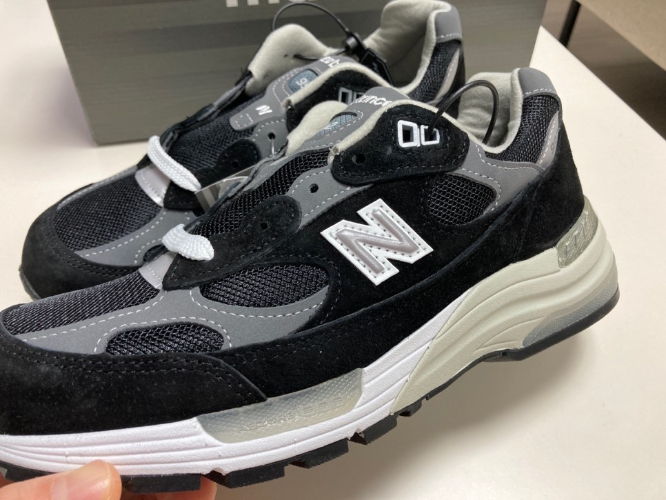 New Balance 992 Made in USA Black Grey 착용 스타일 - 2