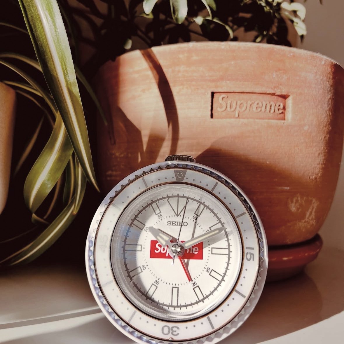 Supreme x Seiko Mai Alarm Clock White - 25SS 착용 스타일