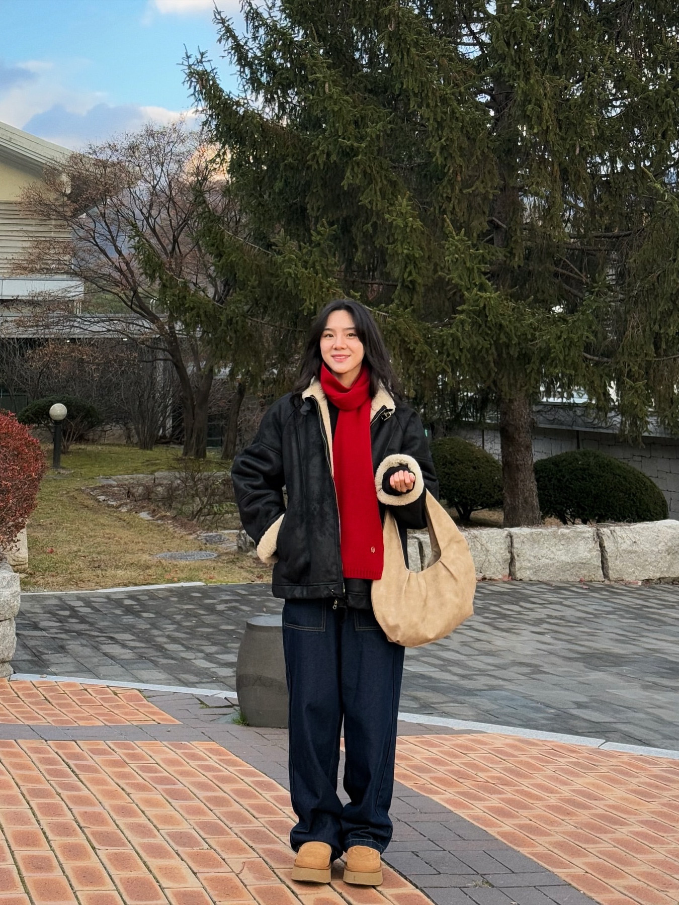 아코크 인터뷰 미디엄 백_베이지 착용 스타일 - 2