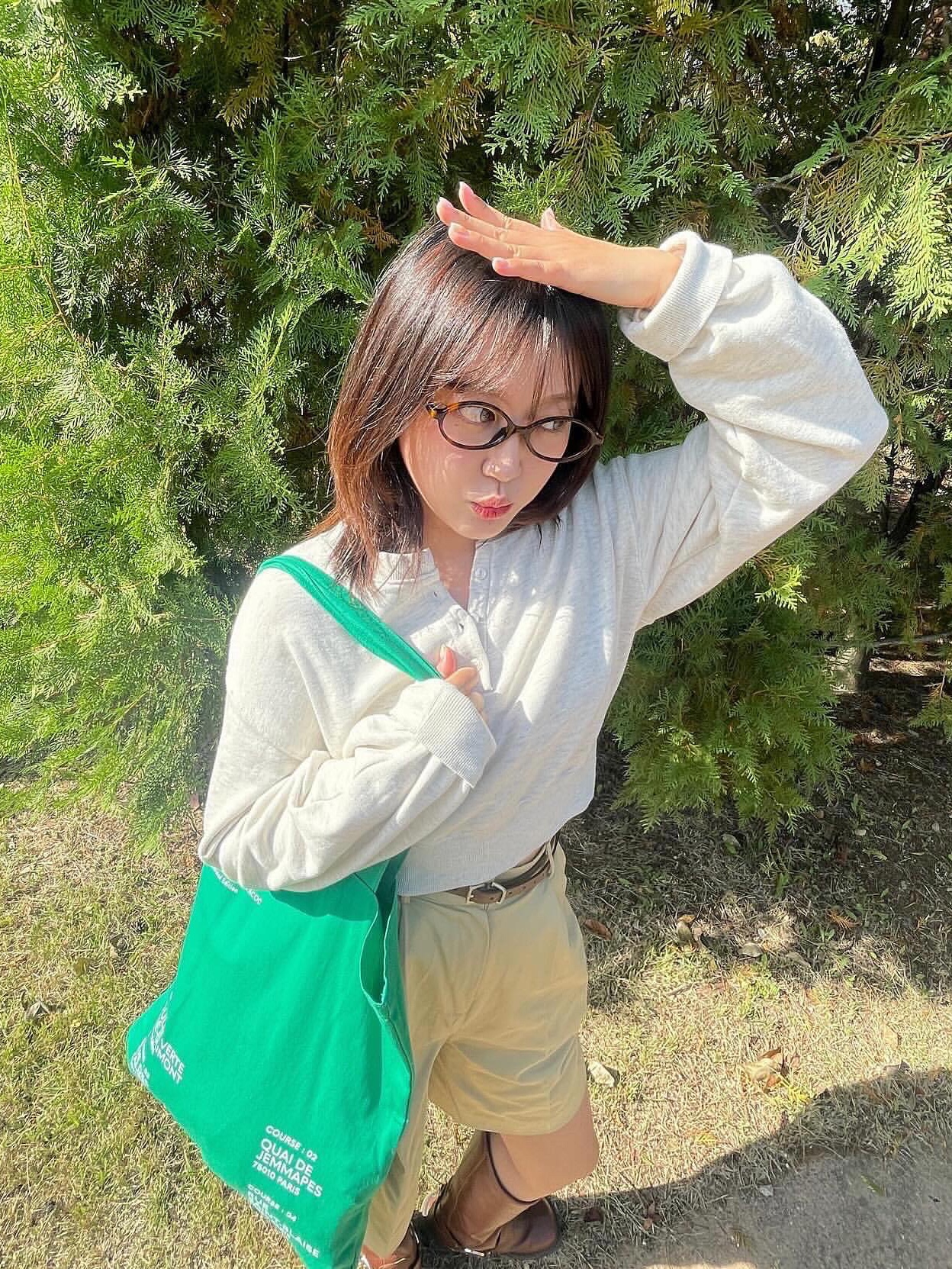 [ACOC X UDC PARIS] Lettering Eco Bag_Green 착용 스타일 - 3
