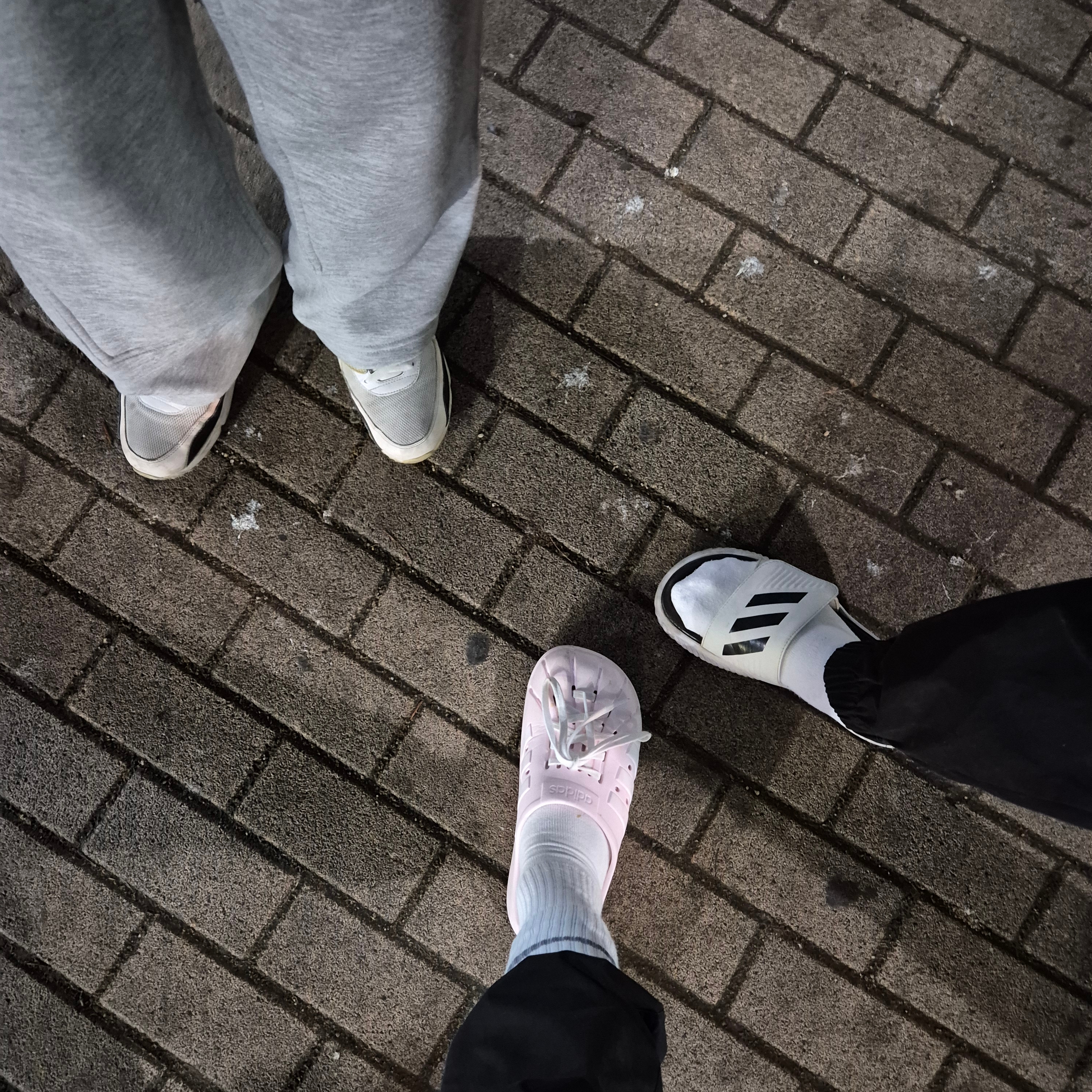 Adidas Adilette Clogs Almost Pink 착용 스타일