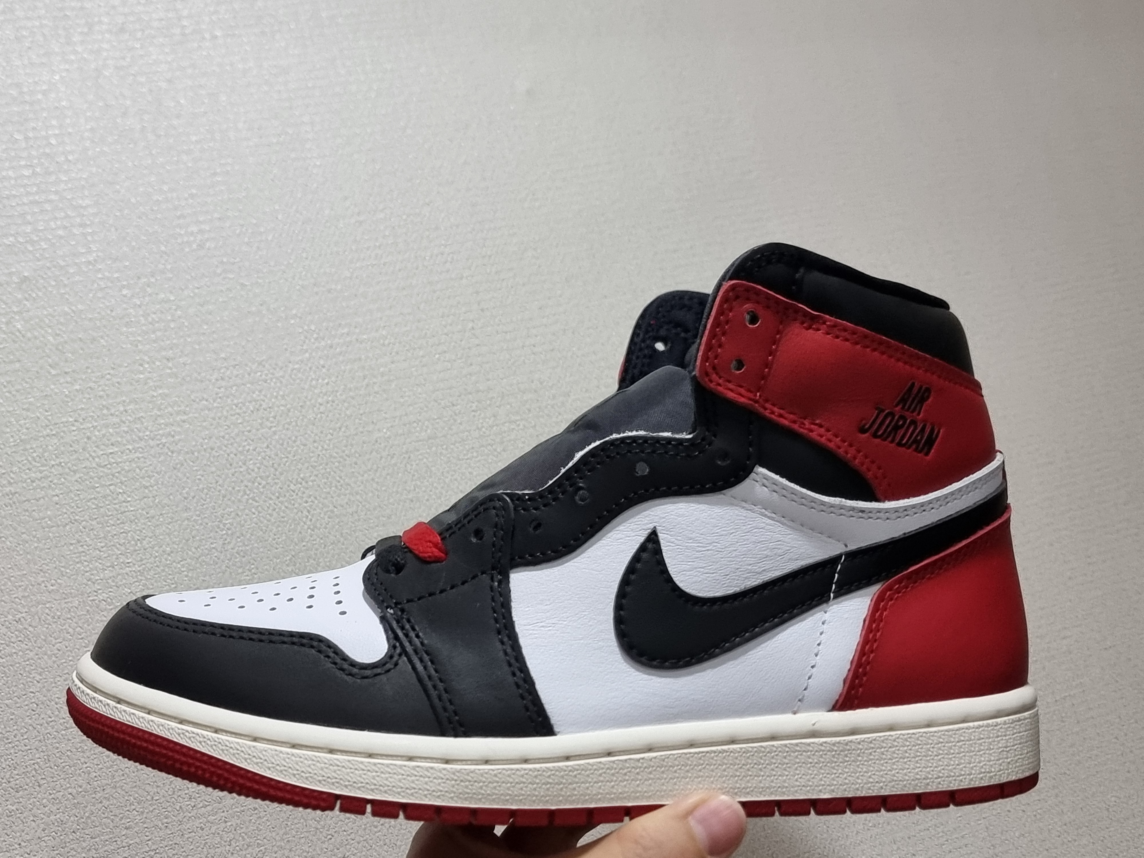 Jordan 1 Retro High OG Black Toe 착용 스타일 - 1