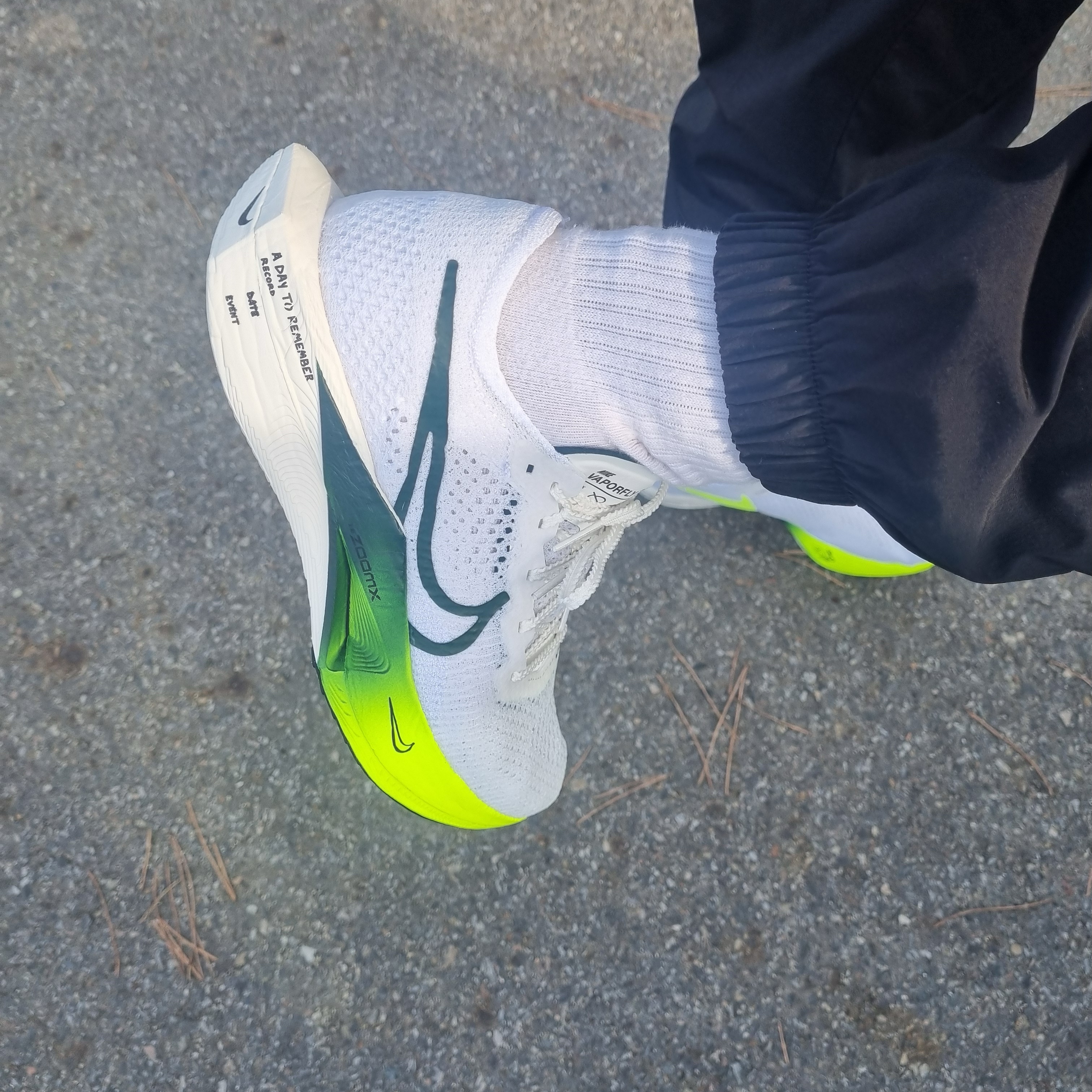 Nike ZoomX Vaporfly Next% 3 White Pro Green 착용 스타일