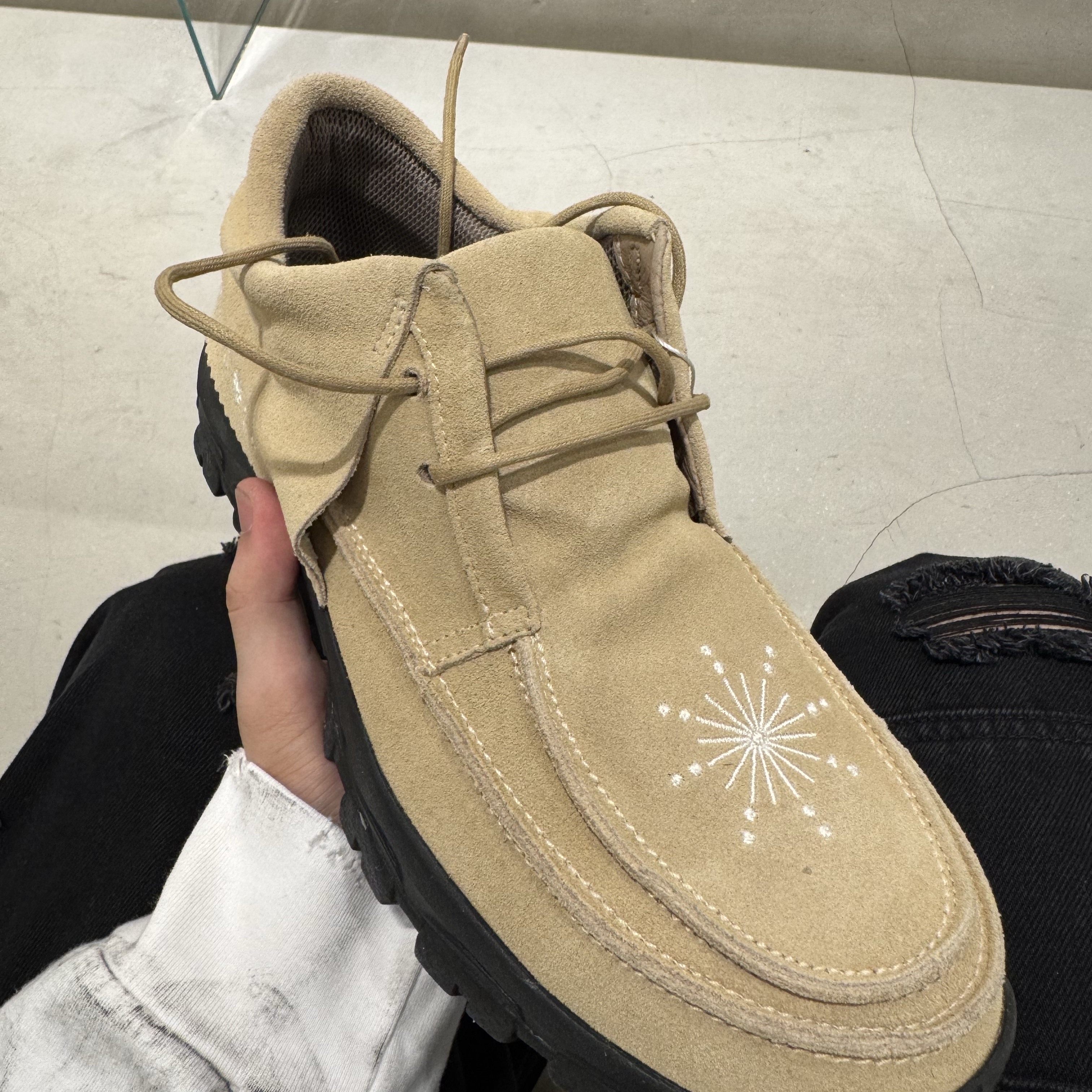 [KREAM 단독] Millo Archive X Negative Three Crescendo Desert Boots Beige, [KREAM 단독] Millo Archive X Negative Three Crescendo Desert Boots Black 착용 스타일 - 4