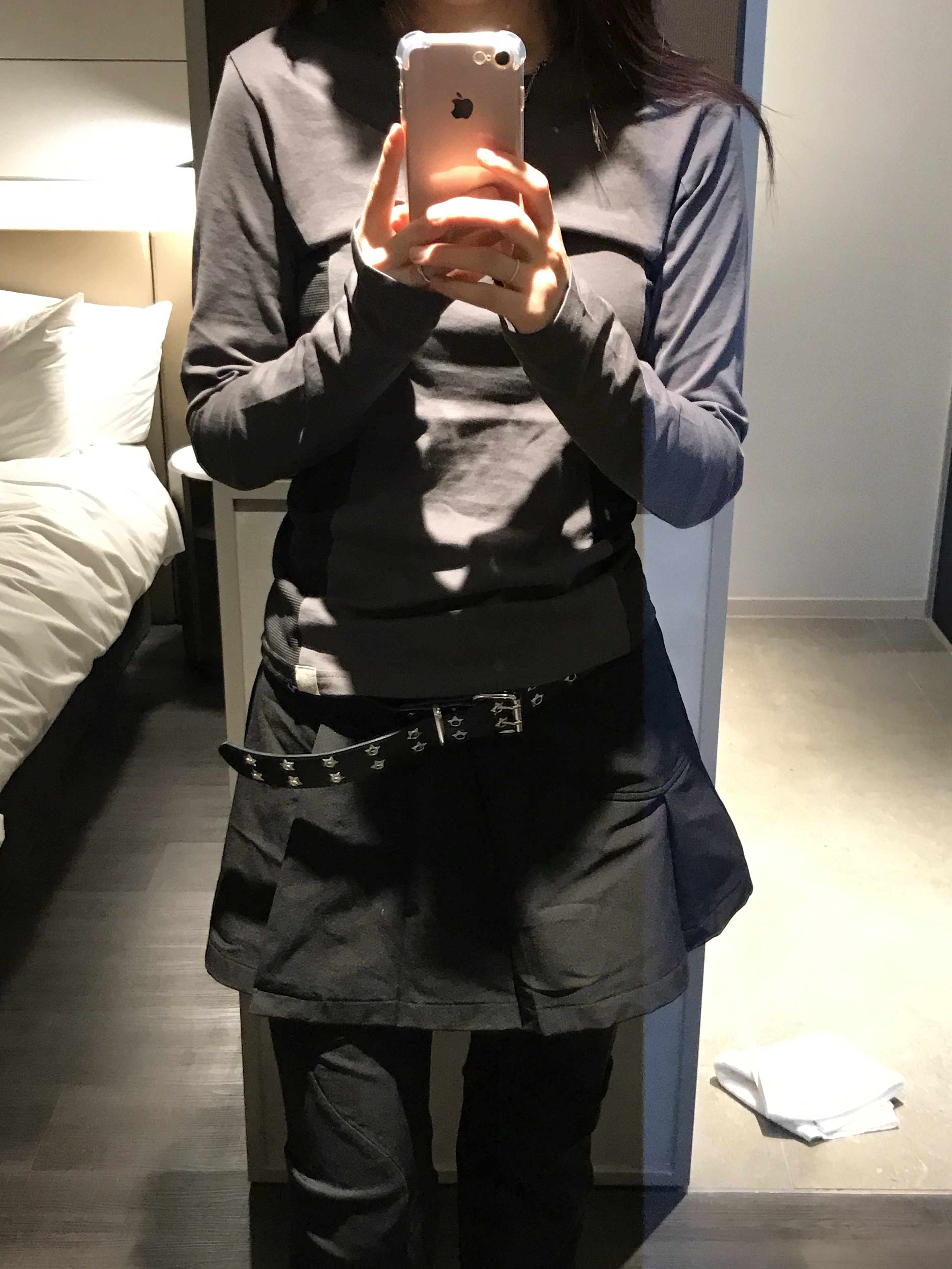 OJOS Twisted Button-Up Sweatshirt Black 착용 스타일 - 2