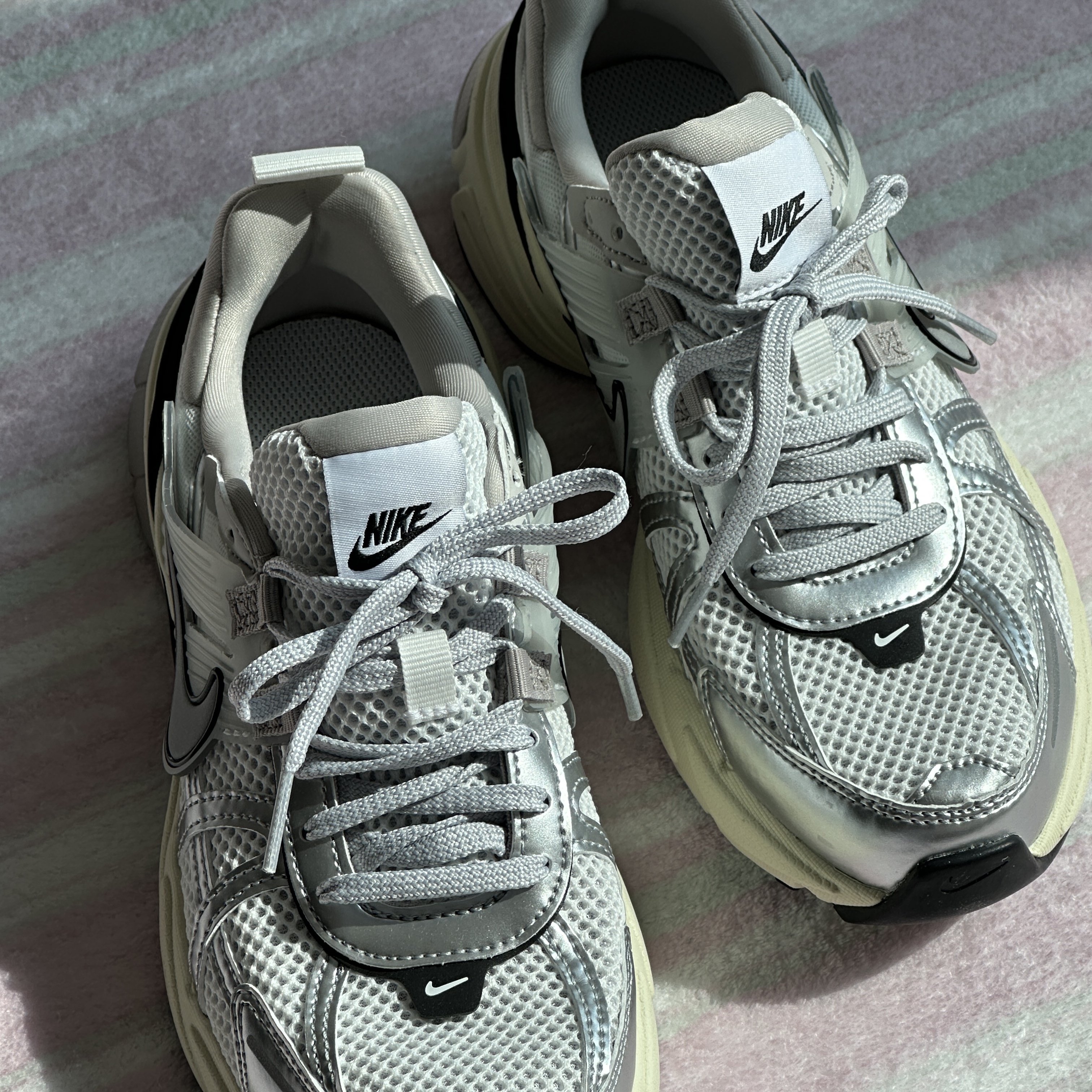 Nike V2K Run Summit White Metallic Silver 착용 스타일