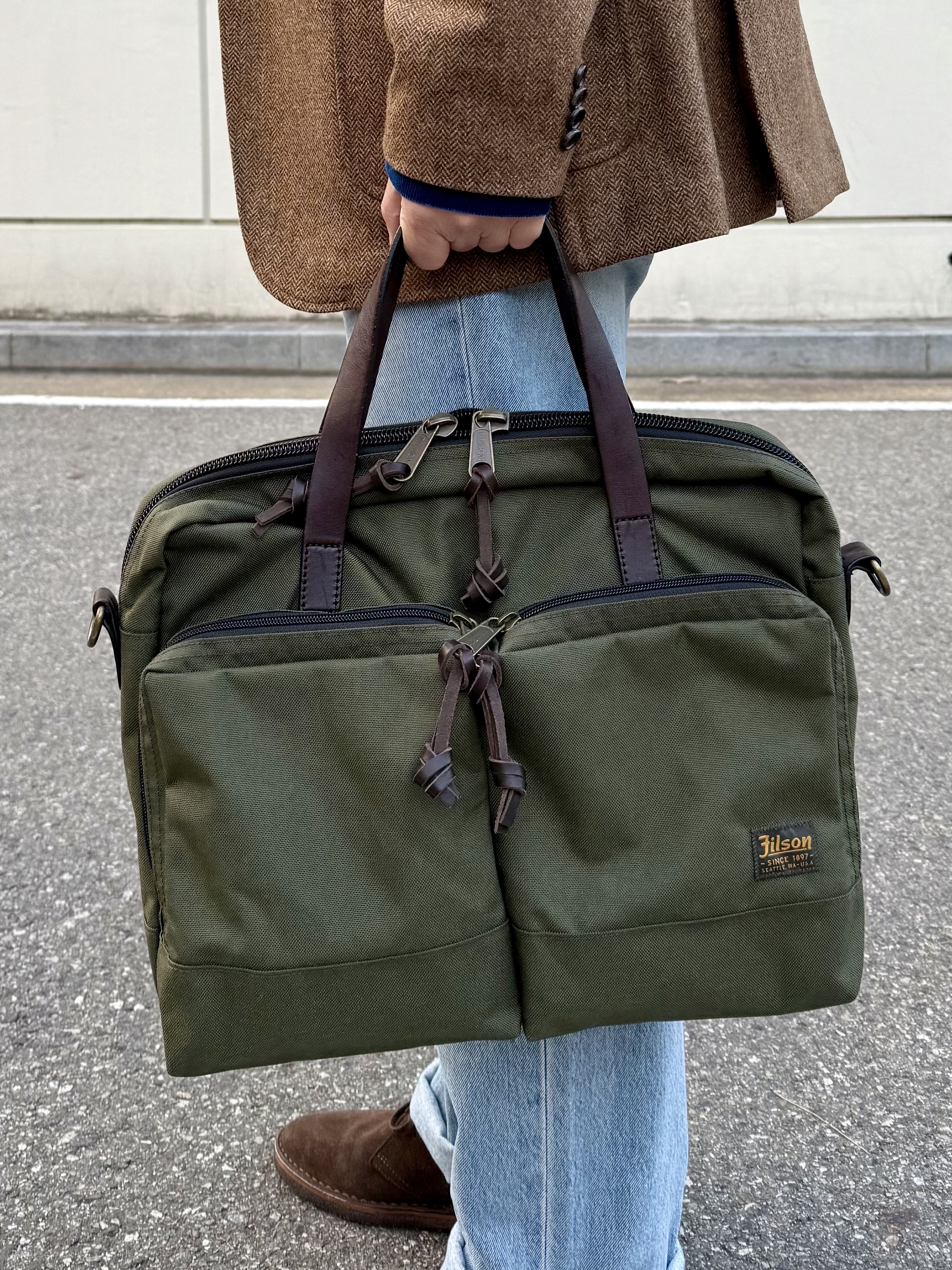 Filson 24 Hour Tin Briefcase Otter Green 착용 스타일 - 6