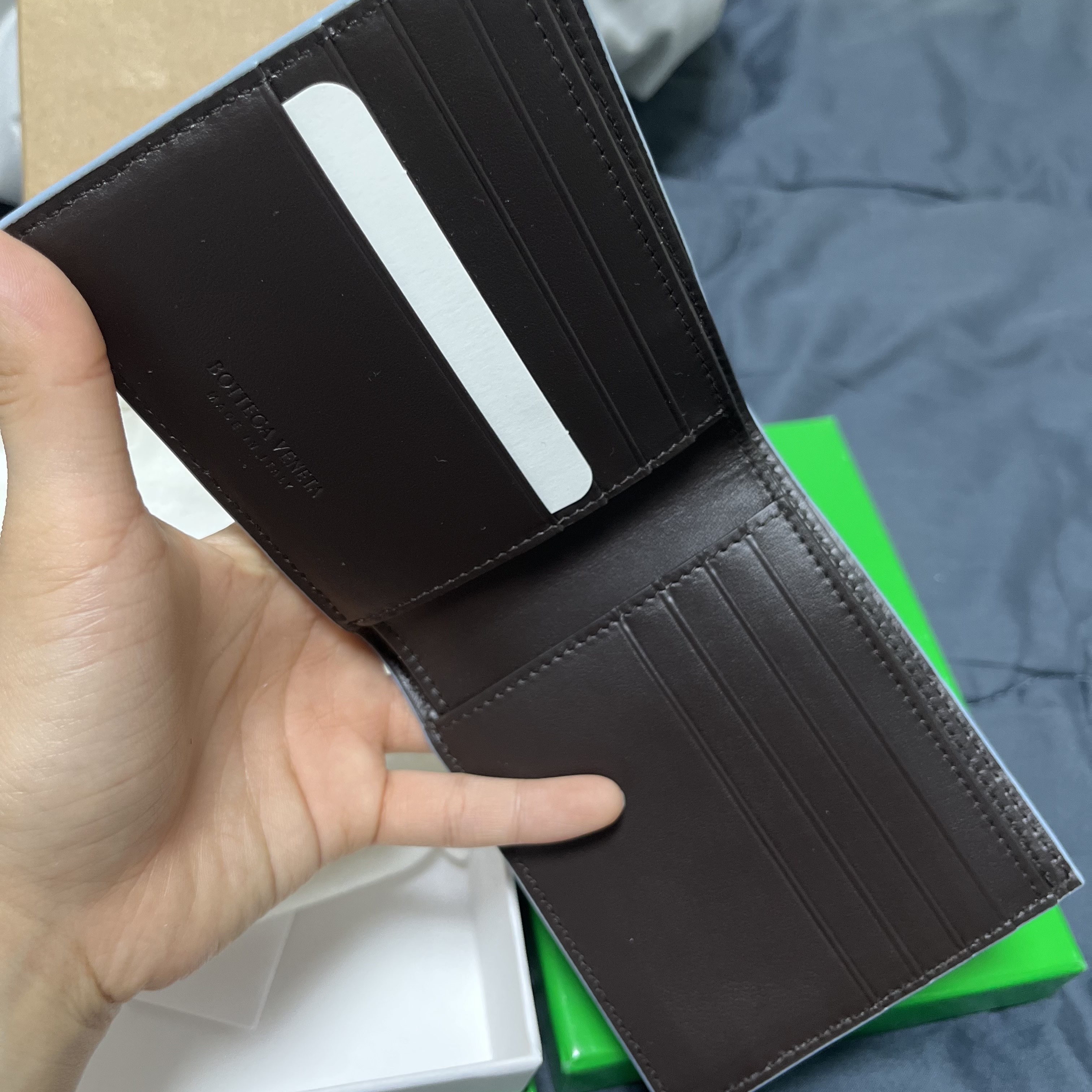 Bottega Veneta Intrecciato Bi-Fold Wallet Fondant Ice 착용 스타일 - 2