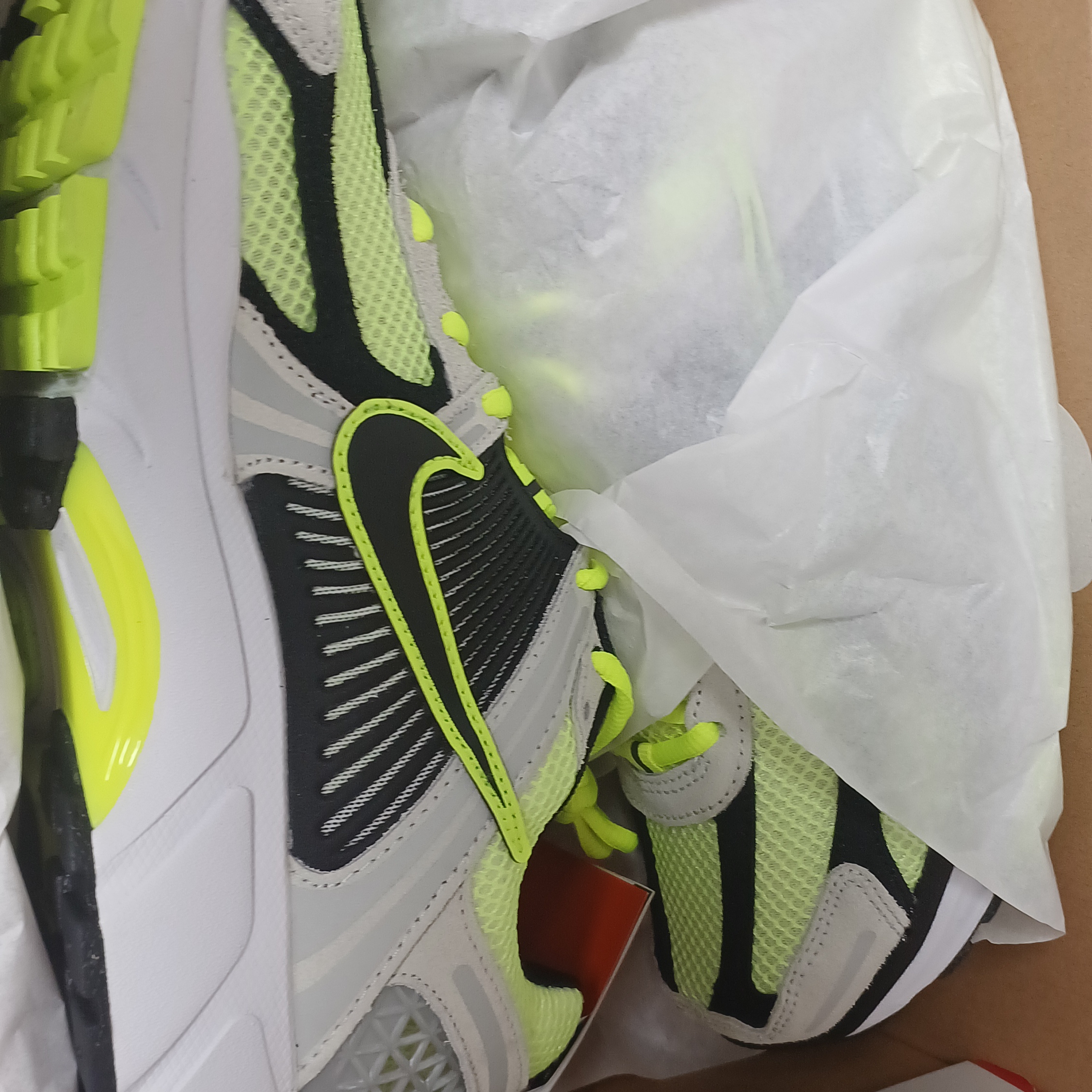 Nike Zoom Vomero 5 Volt Metallic Platinum 착용 스타일