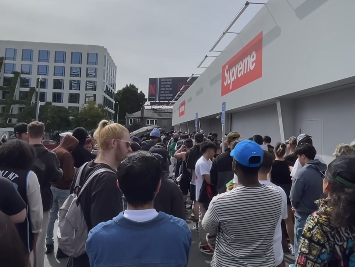 Supreme Skyline Sequin L/S Top Night - 25SS, Supreme Los Angeles Fire Relief Box Logo T-Shirt White - 25SS 착용 스타일 - 1