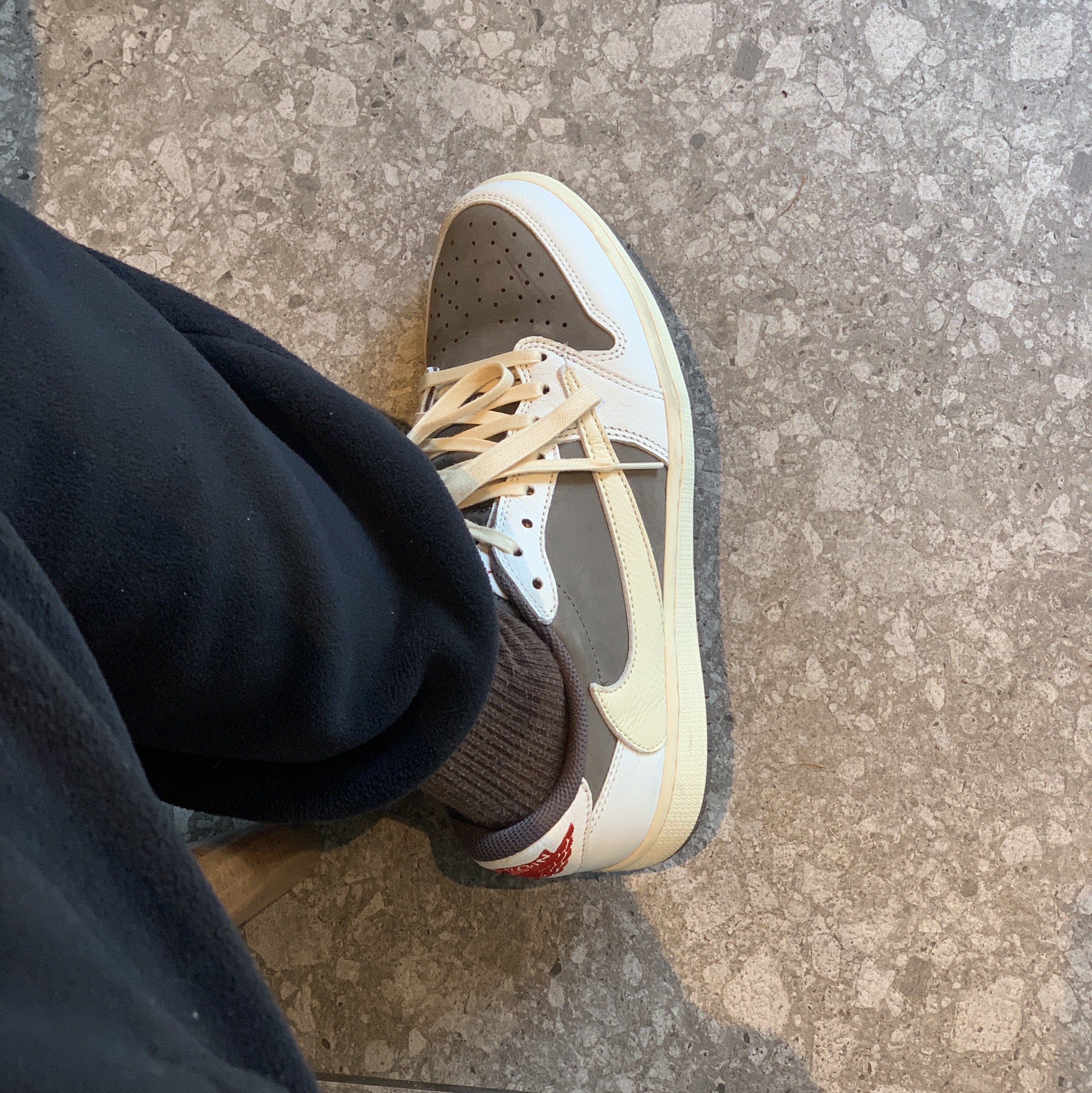 Jordan 1 x Travis Scott Retro Low OG SP Sail and Ridgerock 착용 스타일