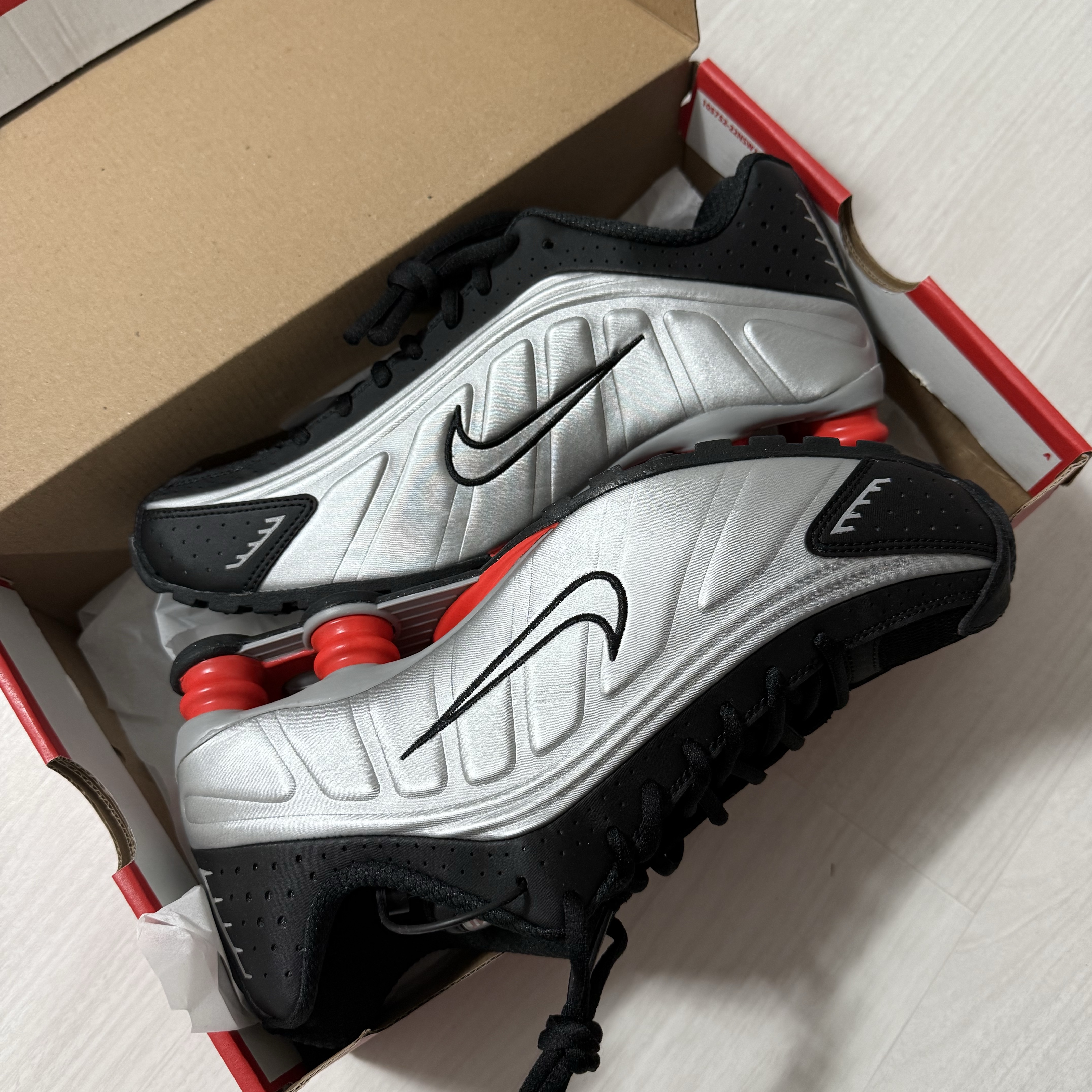 Nike Shox R4 Metallic Silver Red 착용 스타일