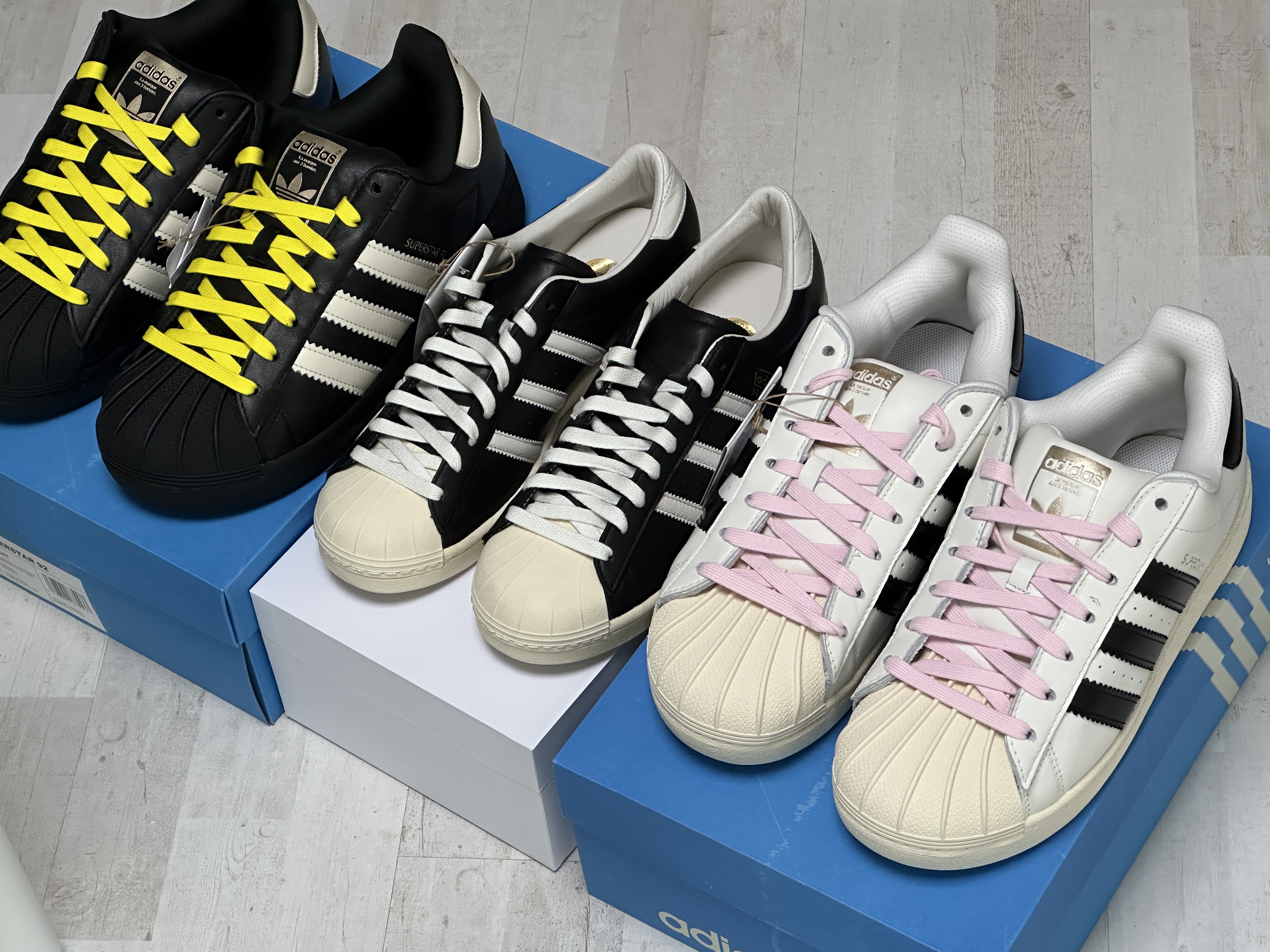 Adidas x Pharrell Williams Virginia Superstar 92 Core White Cream White, Adidas x Pharrell Williams Virginia Superstar 92 Core Black Sky Rush 착용 스타일 - 1