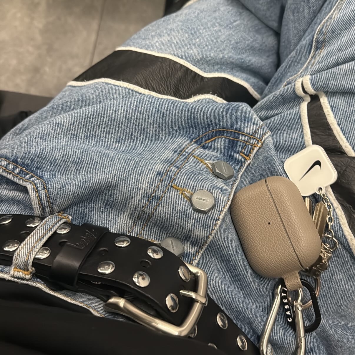 Stussy 8 Ball Studded Belt Black 착용 스타일