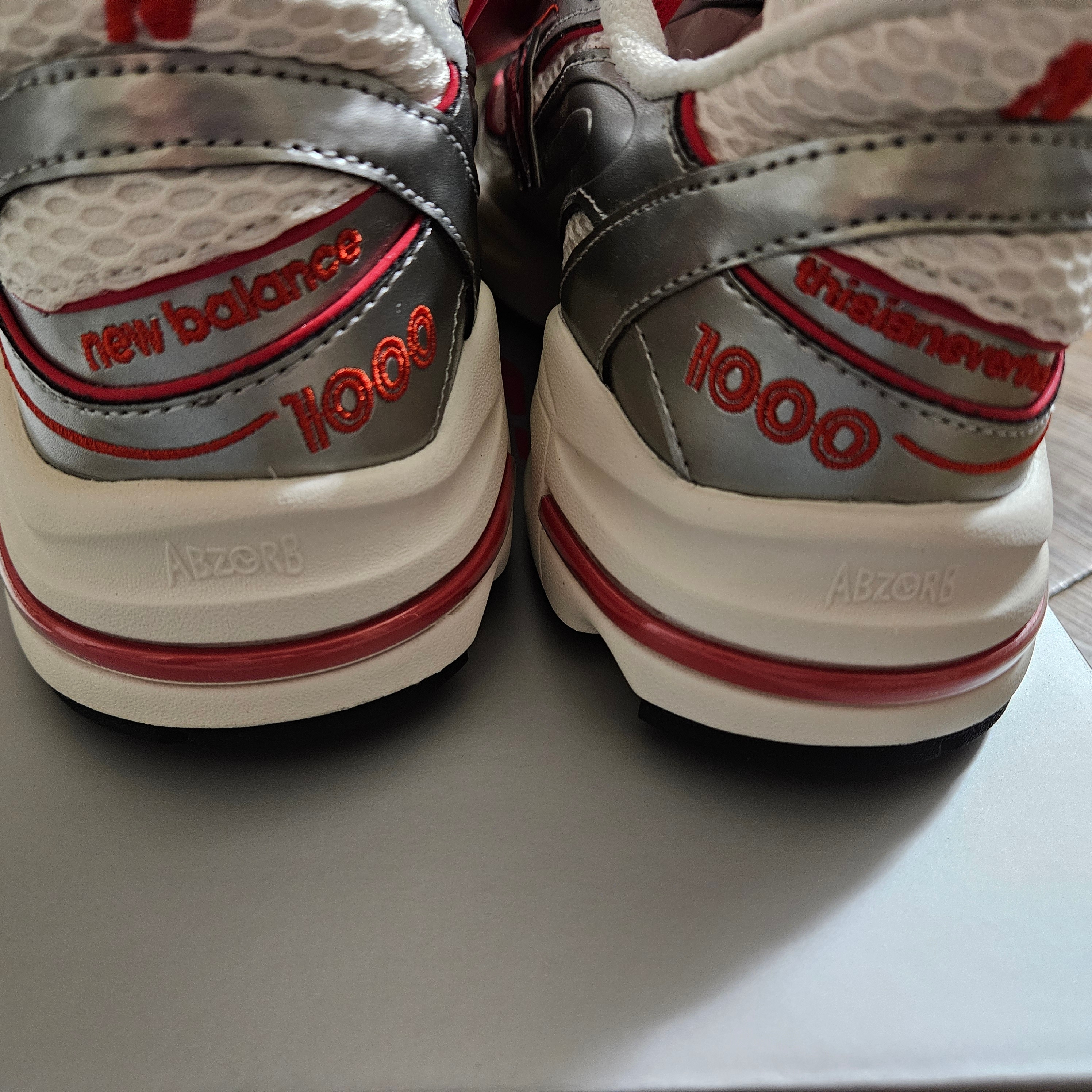 New Balance x Thisisneverthat M1000 Metallic Silver Red 착용 스타일
