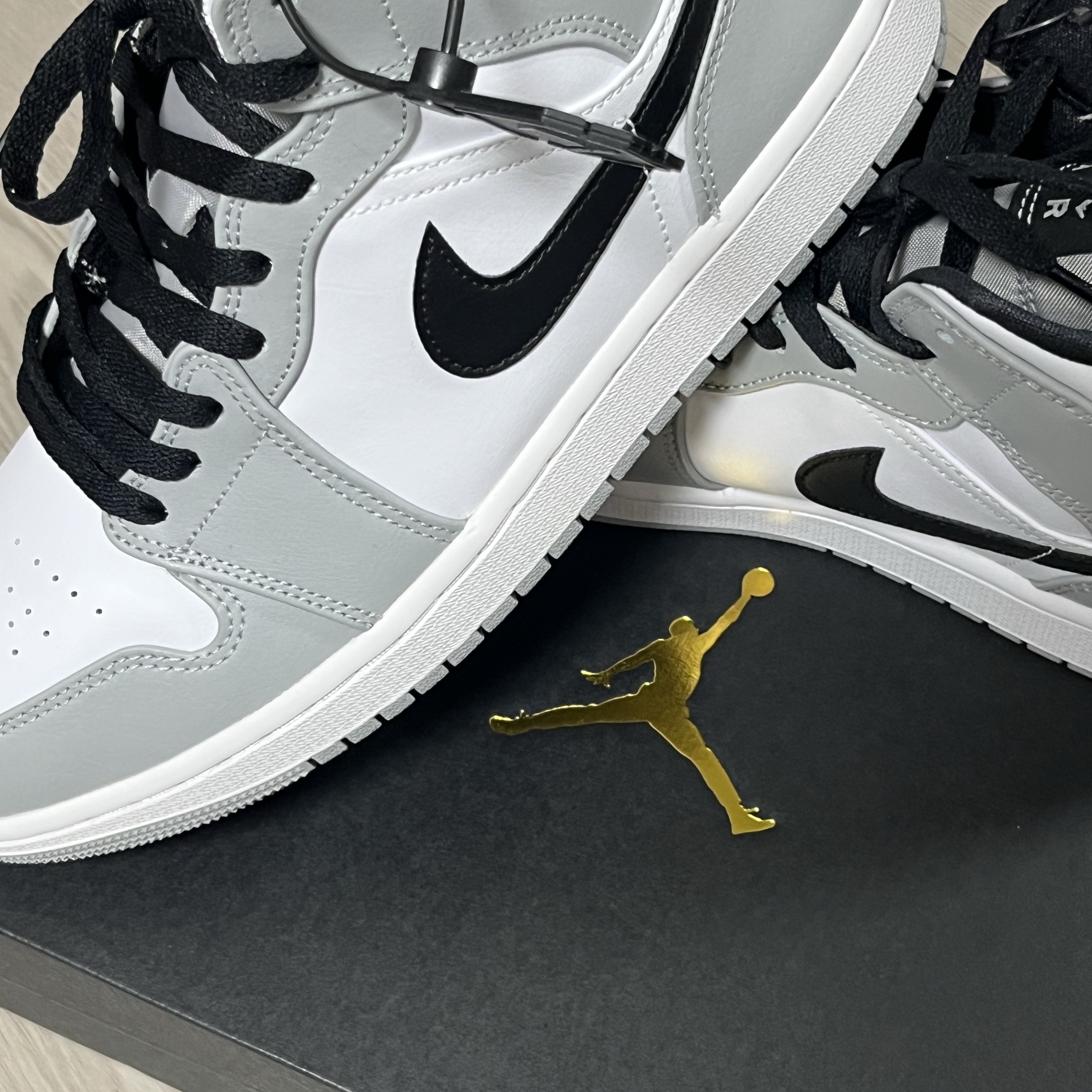 Jordan 1 Mid Light Smoke Grey 착용 스타일 - 2