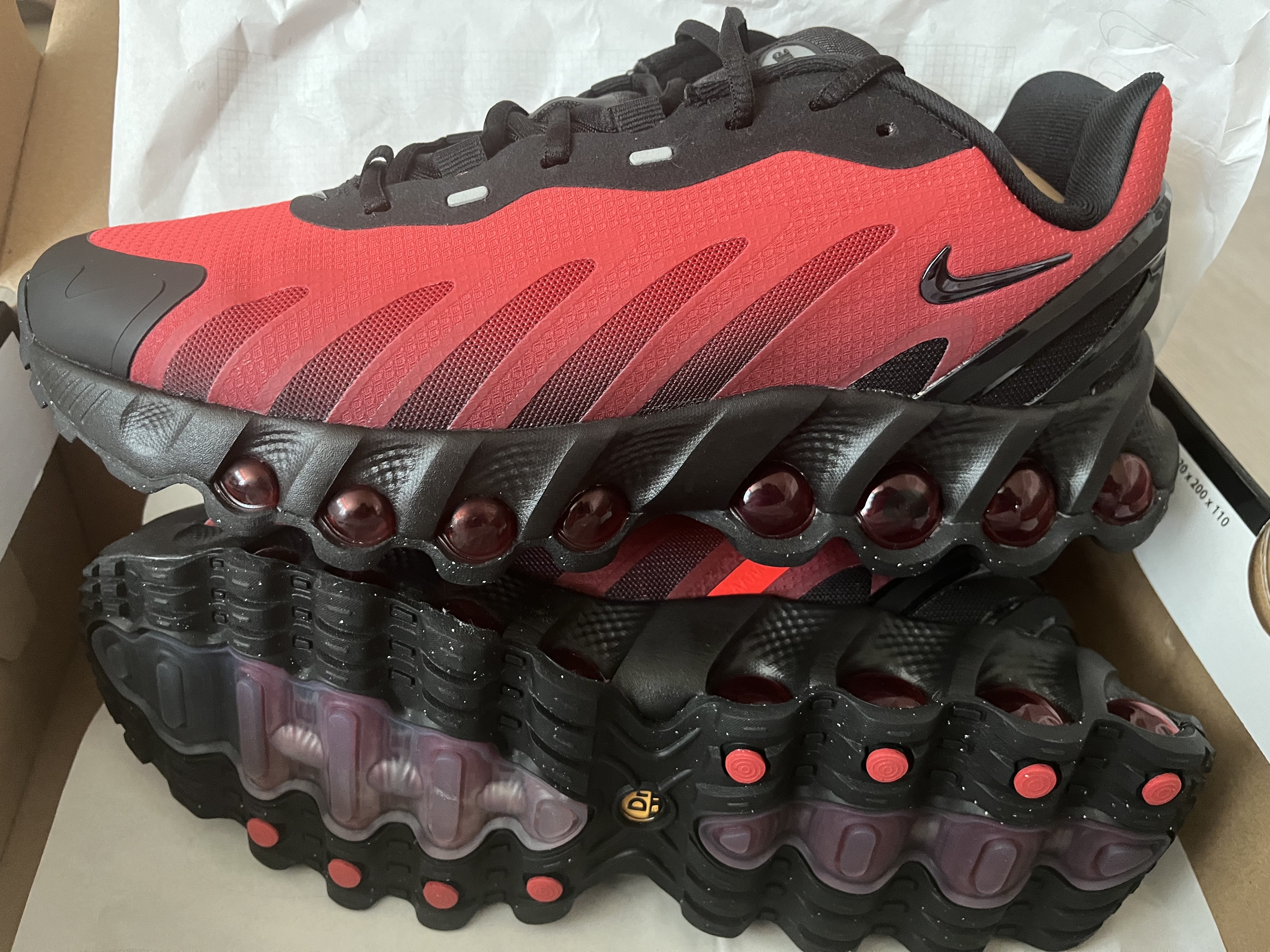 Nike Air Max Dn8 Black Gym Red 착용 스타일
