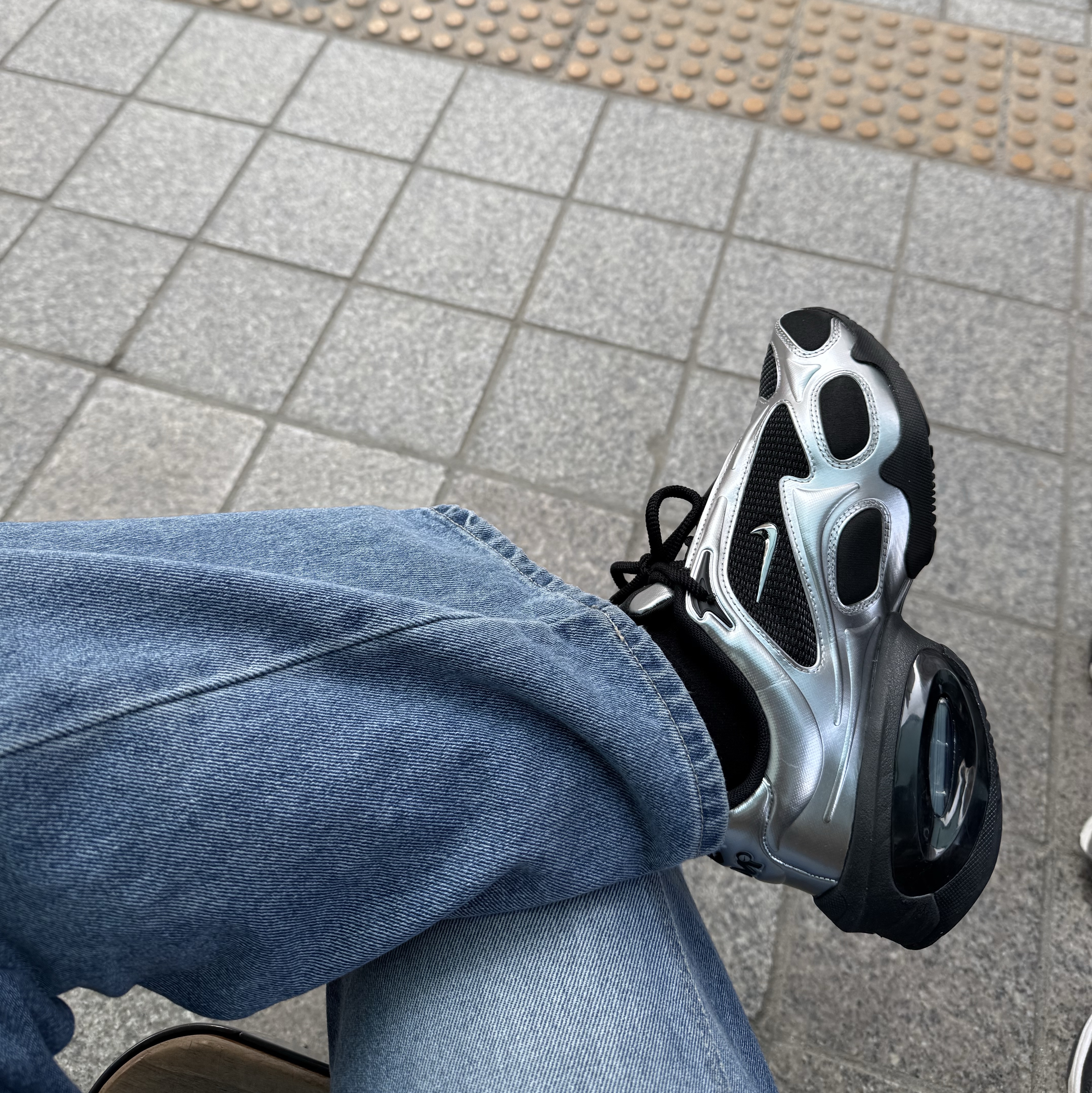 (W) Nike Air Max Muse Black and Metallic Silver 착용 스타일 - 2