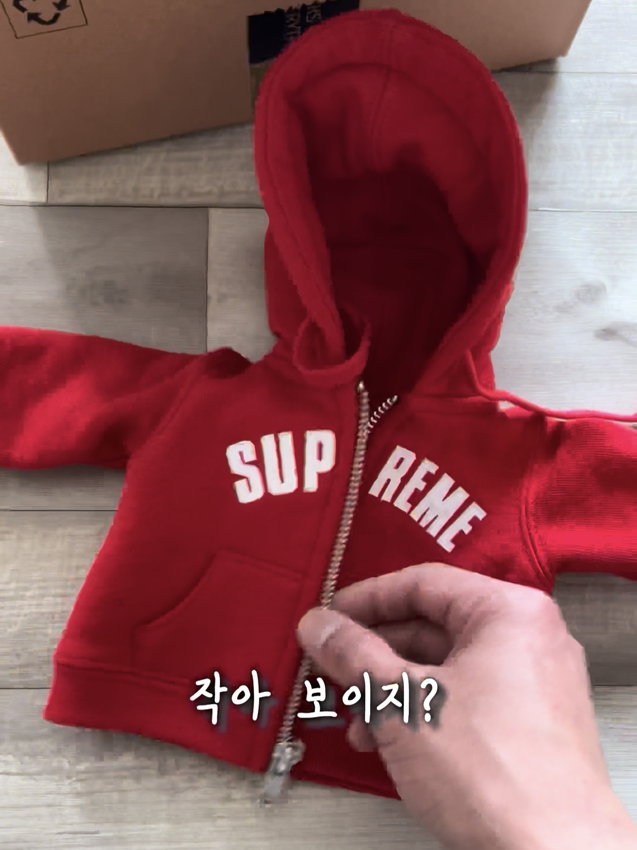 슈프림 트루 그리트 6KG 케틀벨 레드 - 22FW, 슈프림 아크 써멀 라인드 집업 후드 스웨트셔츠 레드 - 24FW 착용 스타일 - 7