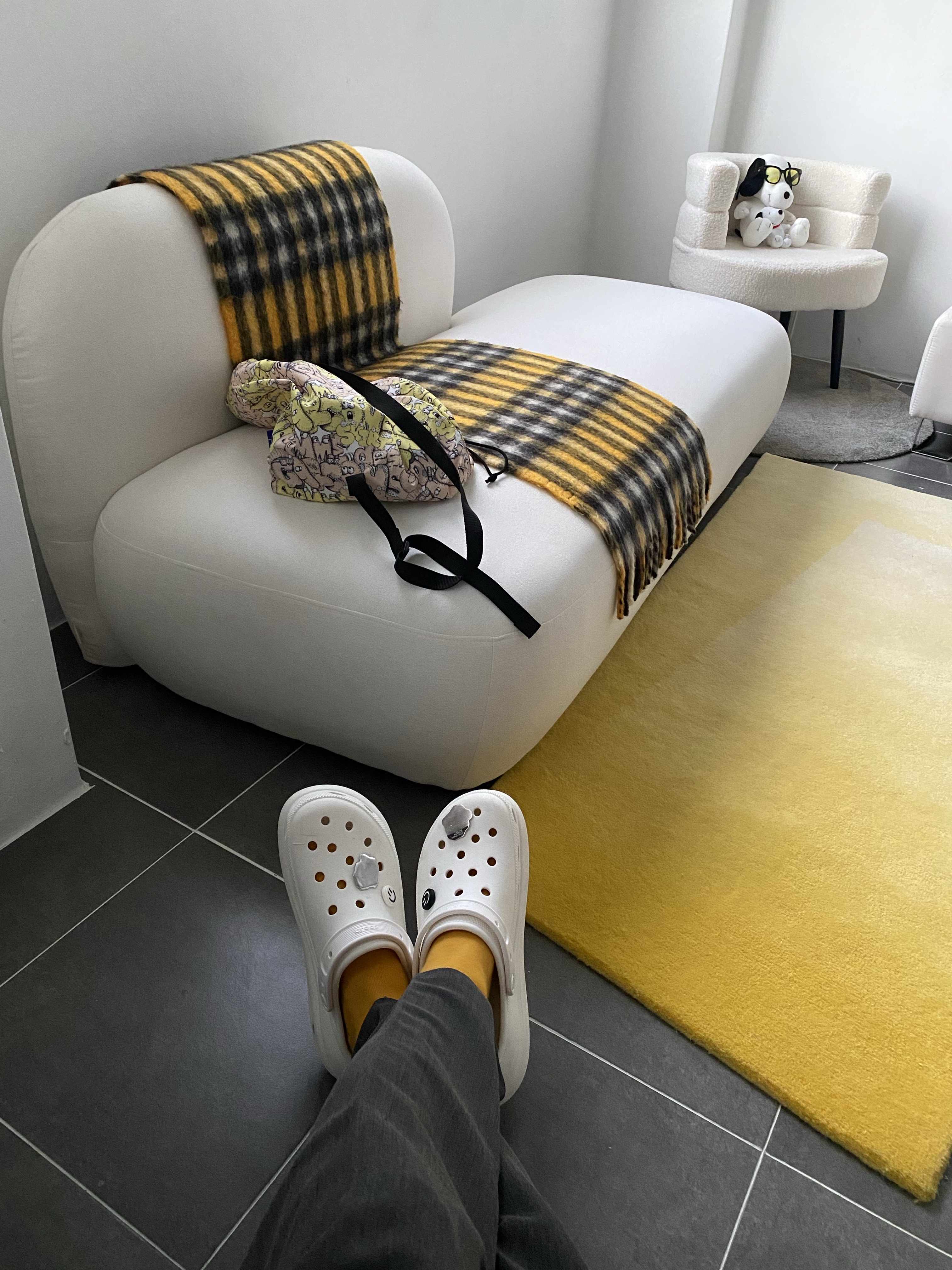 Crocs Classic Crush Clog White 착용 스타일