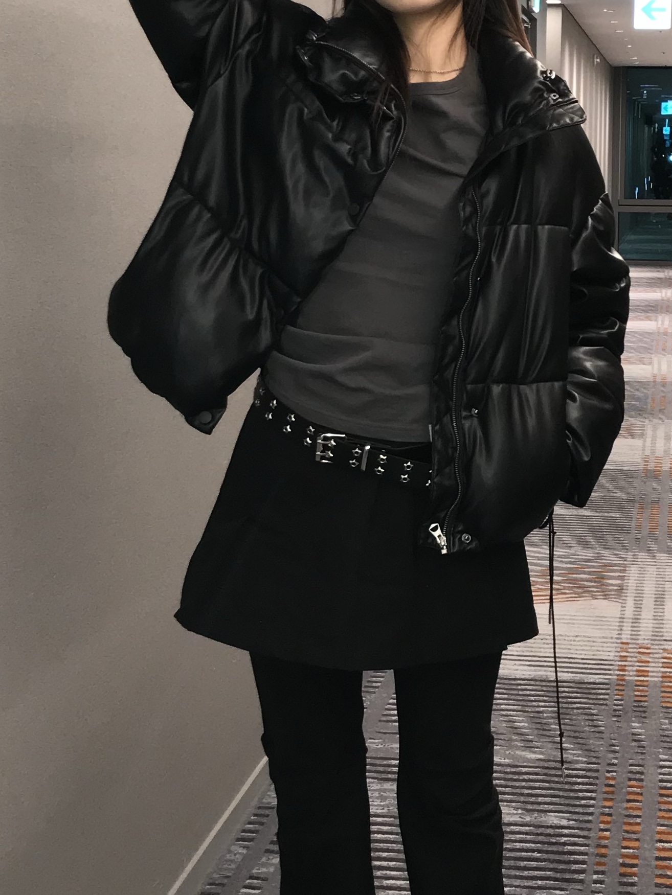 OJOS Twisted Button-Up Sweatshirt Black 착용 스타일 - 4