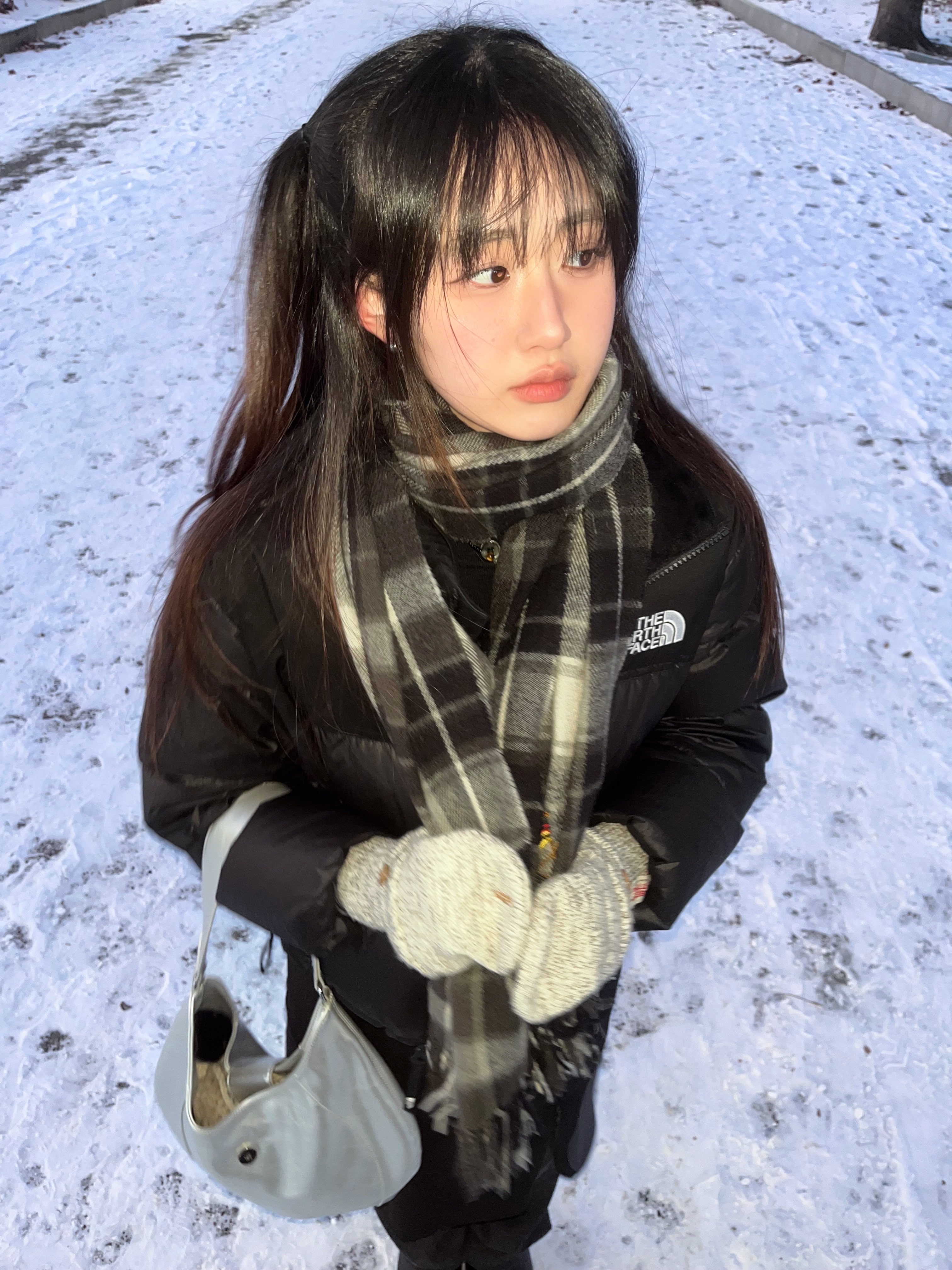 (W) 노스페이스 화이트 라벨 노벨티 눕시 다운 자켓 블랙, 오호스 스트랩 토 스니커즈 블랙 착용 스타일 - 4
