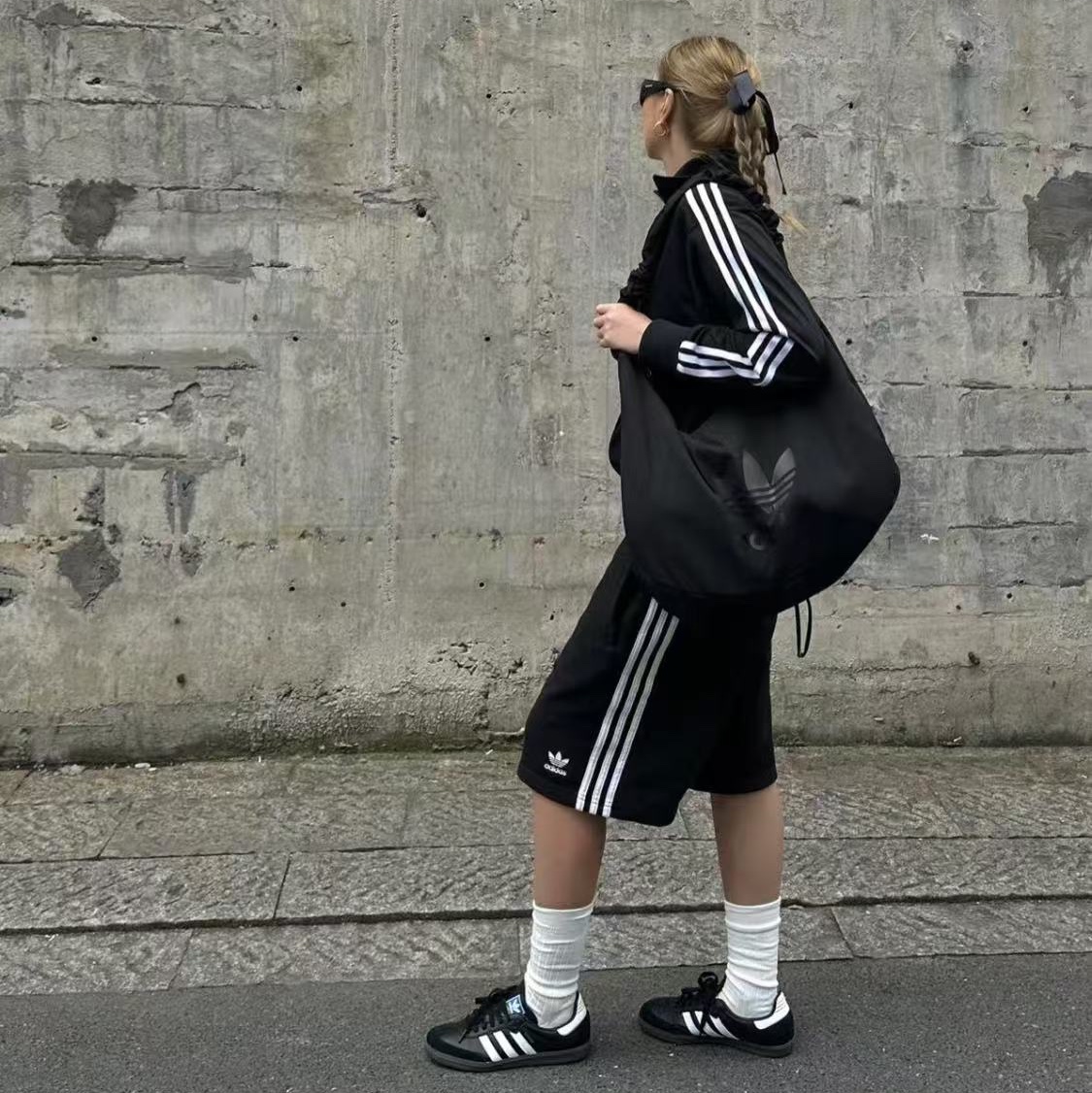 Adidas Originals Cloud Shoulder Bag Large Black 착용 스타일 - 3