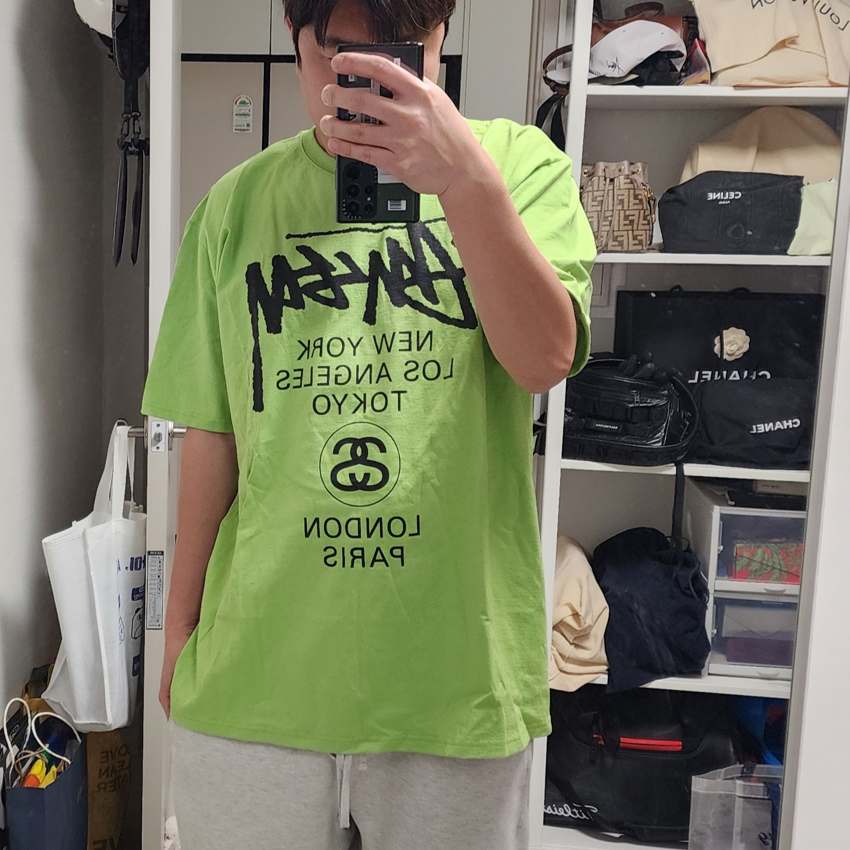 Adidas Yeezy Boost 350 V2 Semi Frozen Yellow, Stussy World Tour T-Shirt Tea 2023 착용 스타일 - 2