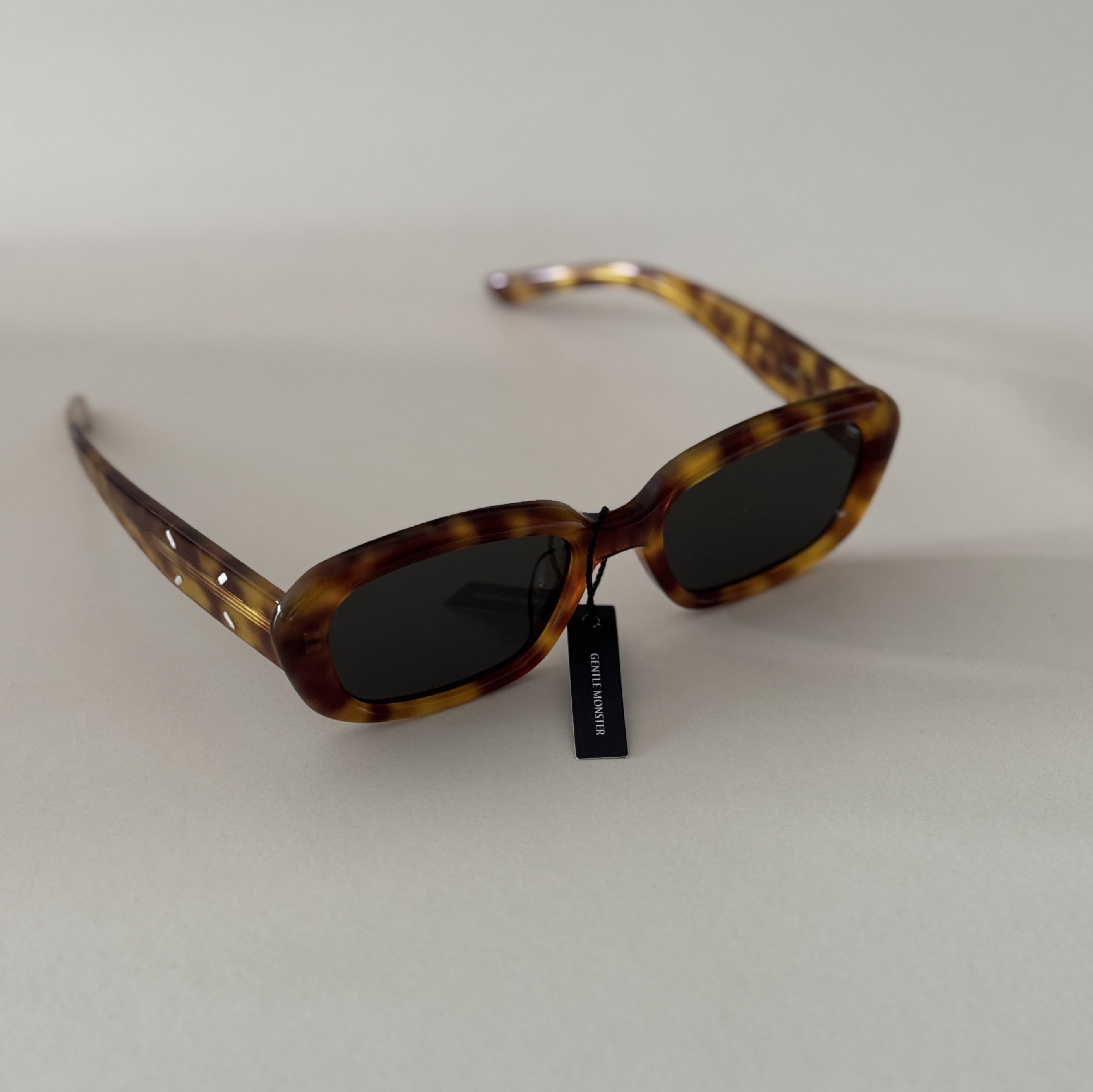 Gentle Monster x Maison Margiela MM207 Tortoise Gray 착용 스타일 - 2