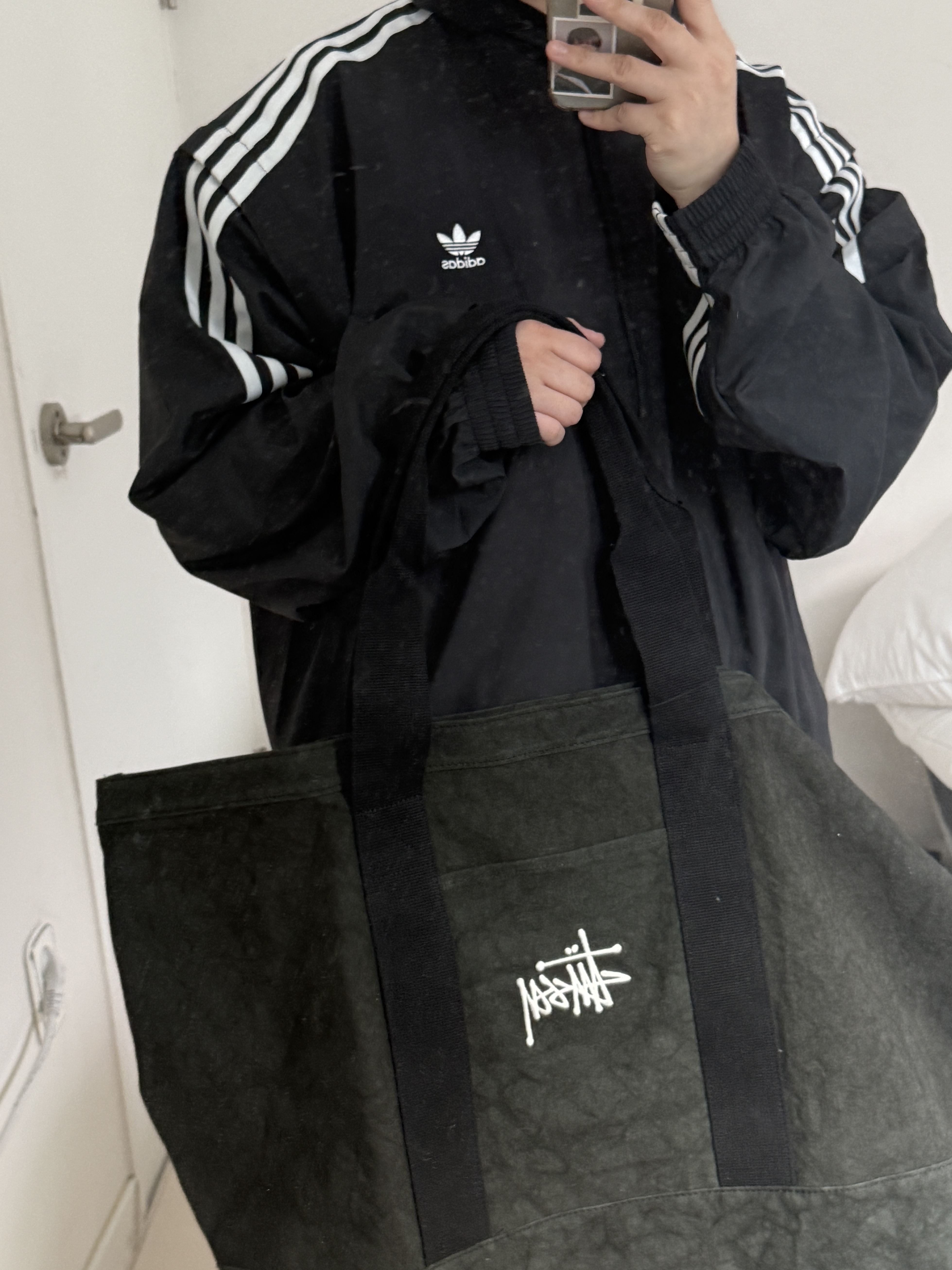 Stussy Canvas Extra Large Tote Bag Washed Black 착용 스타일