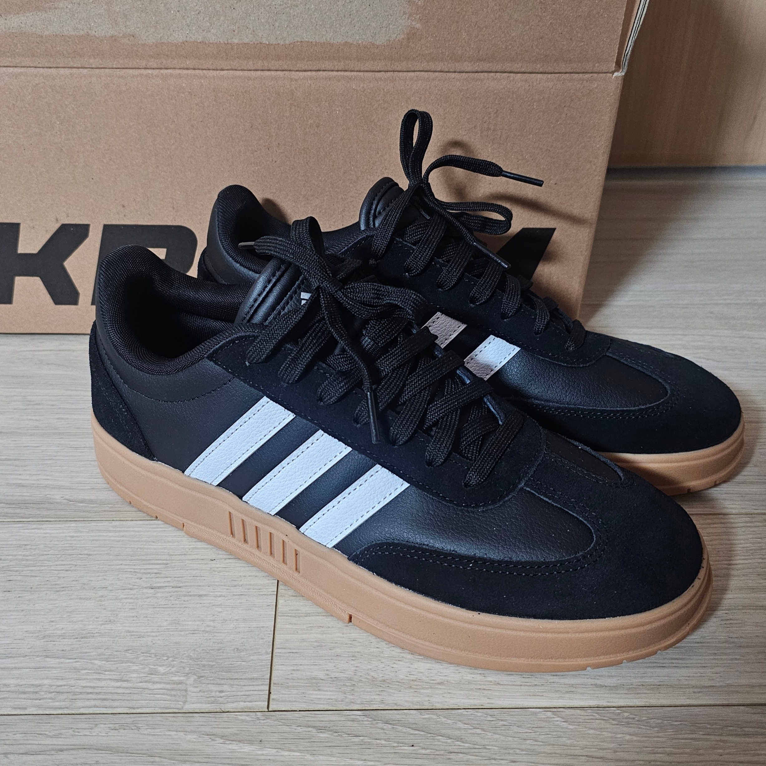 Adidas Gradas Core Black Cloud White 착용 스타일
