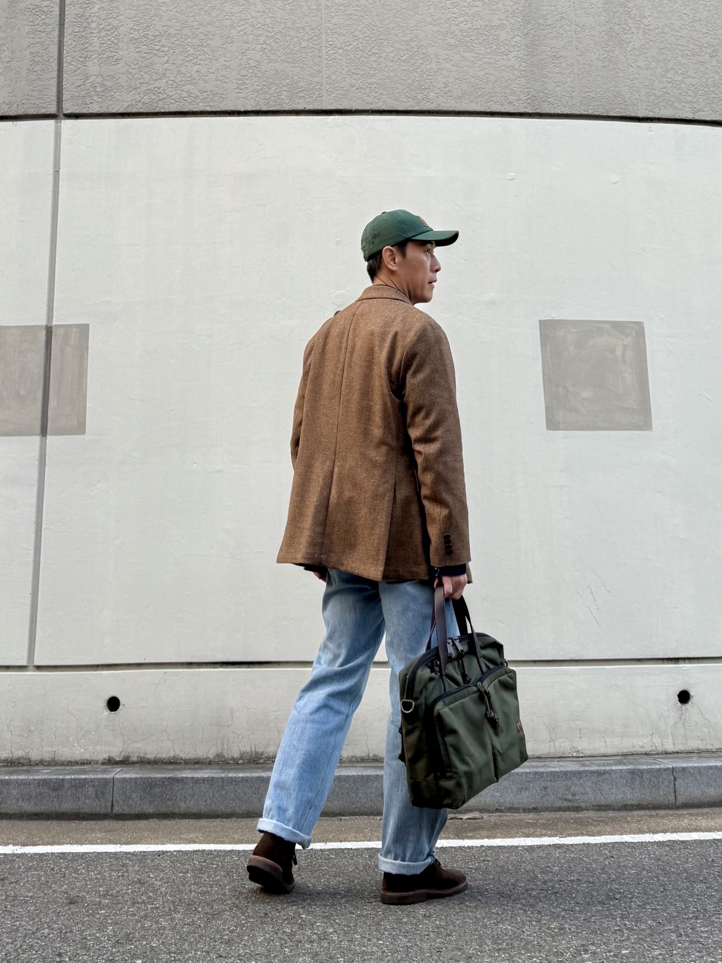 Filson 24 Hour Tin Briefcase Otter Green 착용 스타일 - 4