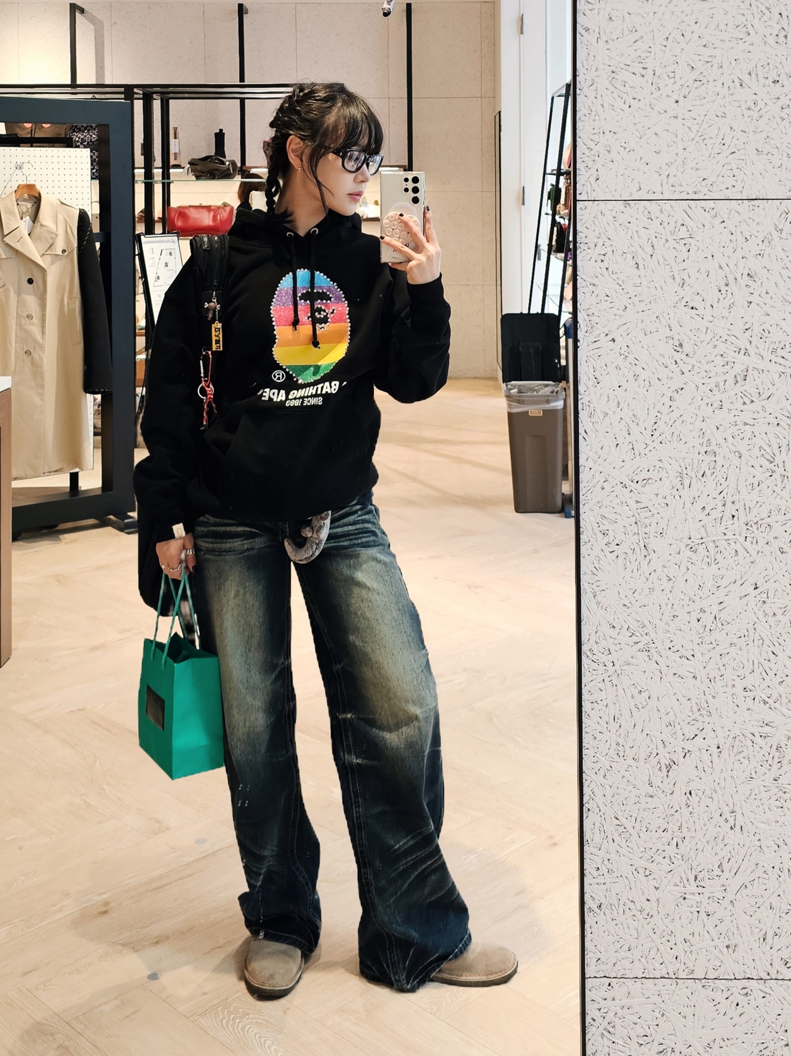 (W) BAPE Crystal Ape Head Oversized Pullover Hoodie Black, Clarks Desert Boot Sand Suede 착용 스타일