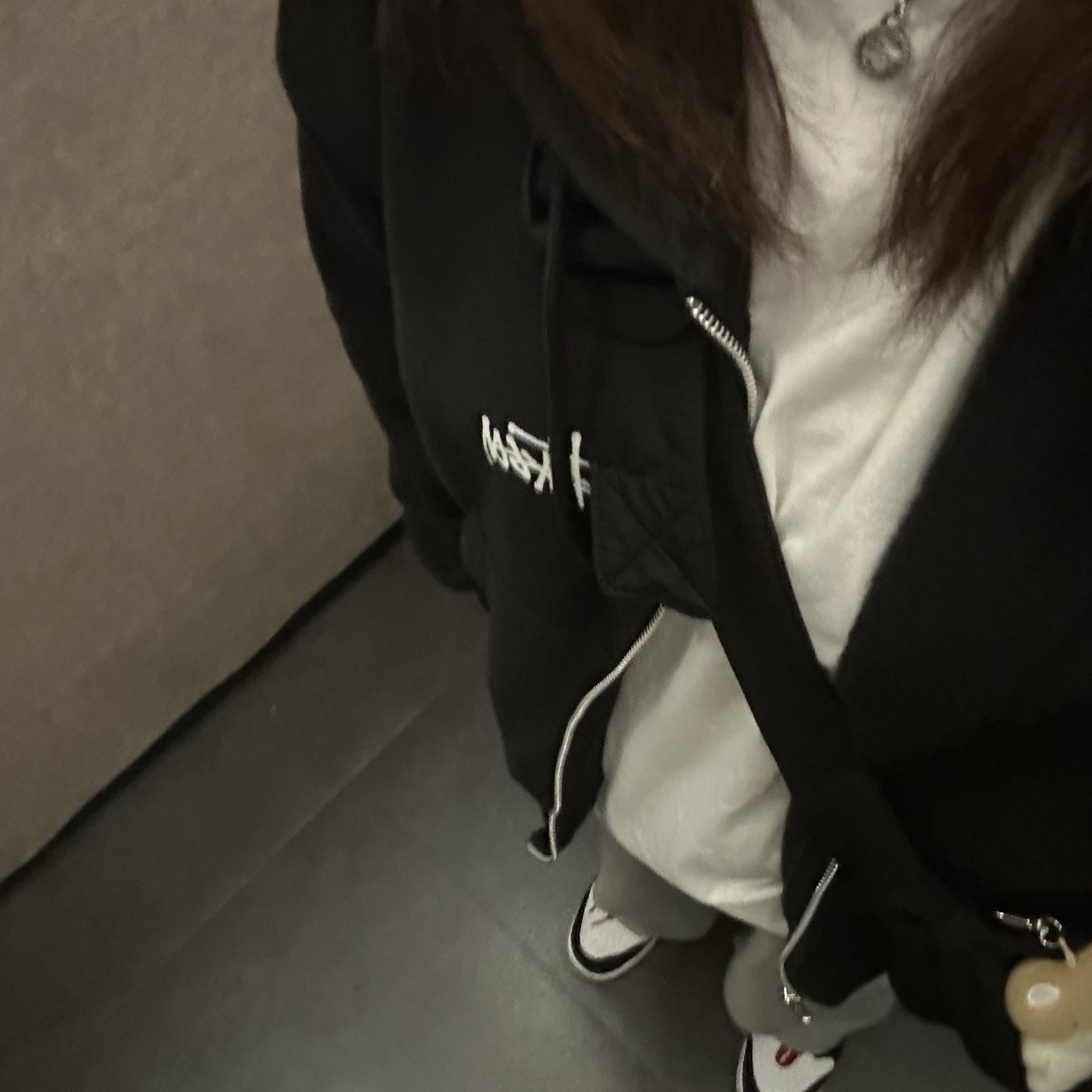 COS Nylon Crossbody Saddle Bag Black, Jordan 1 Retro Low OG Black Toe 착용 스타일