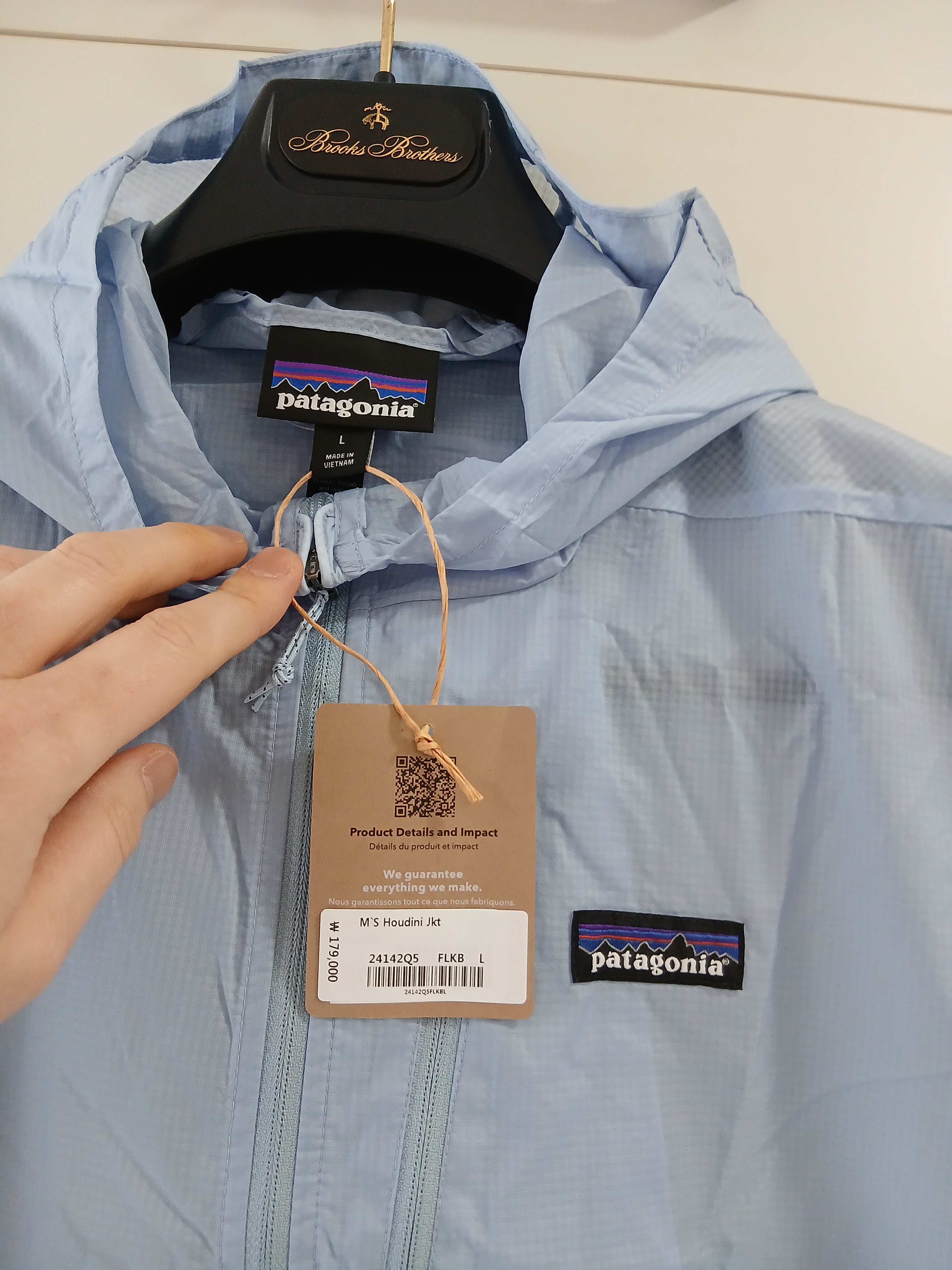 Patagonia Houdini Jacket Black/Black 착용 스타일 - 2