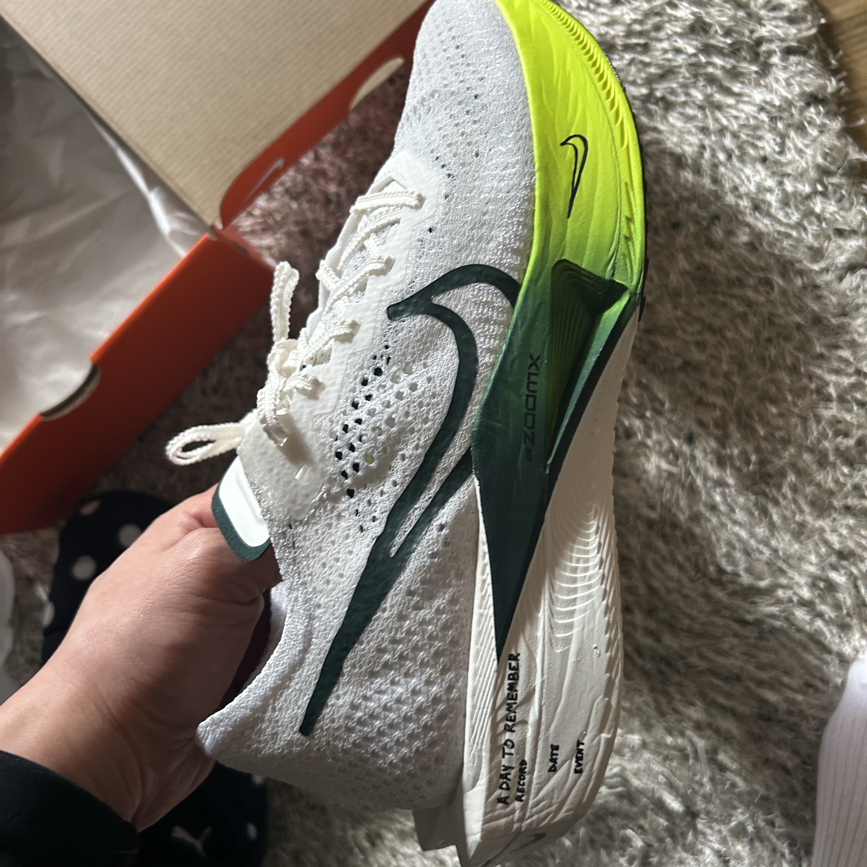 Nike ZoomX Vaporfly Next% 3 White Pro Green 착용 스타일 - 3