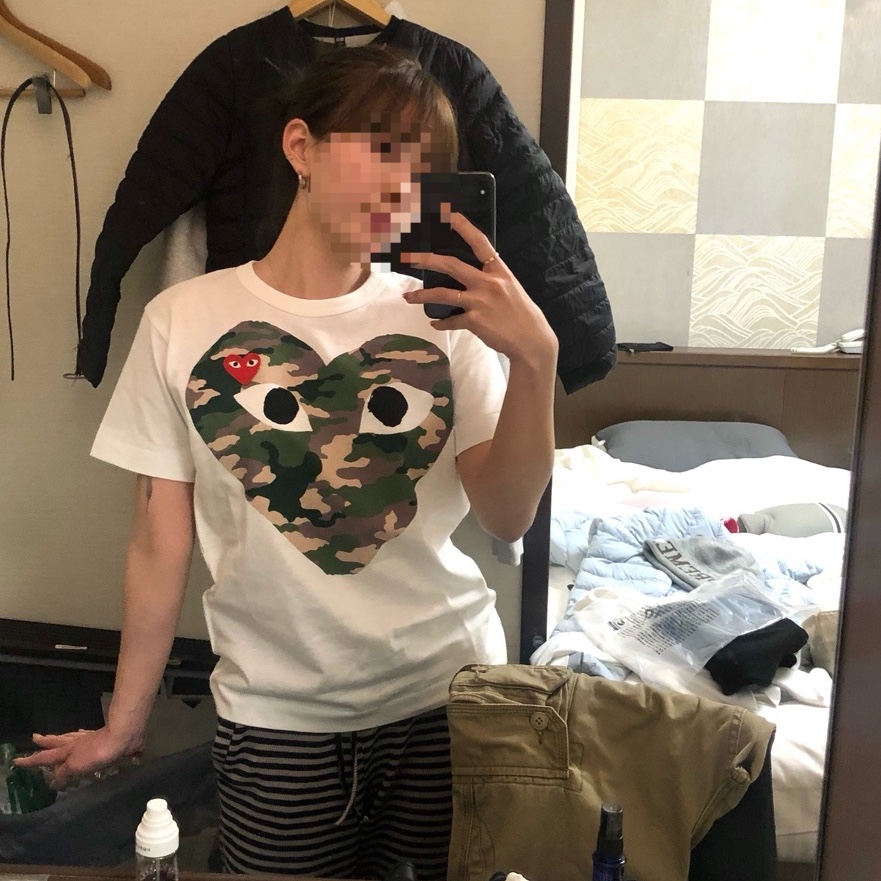 플레이 꼼데가르송 카모플라주 하트 티셔츠 화이트, (W) 플레이 꼼데가르송 카모플라주 하트 티셔츠 화이트 착용 스타일