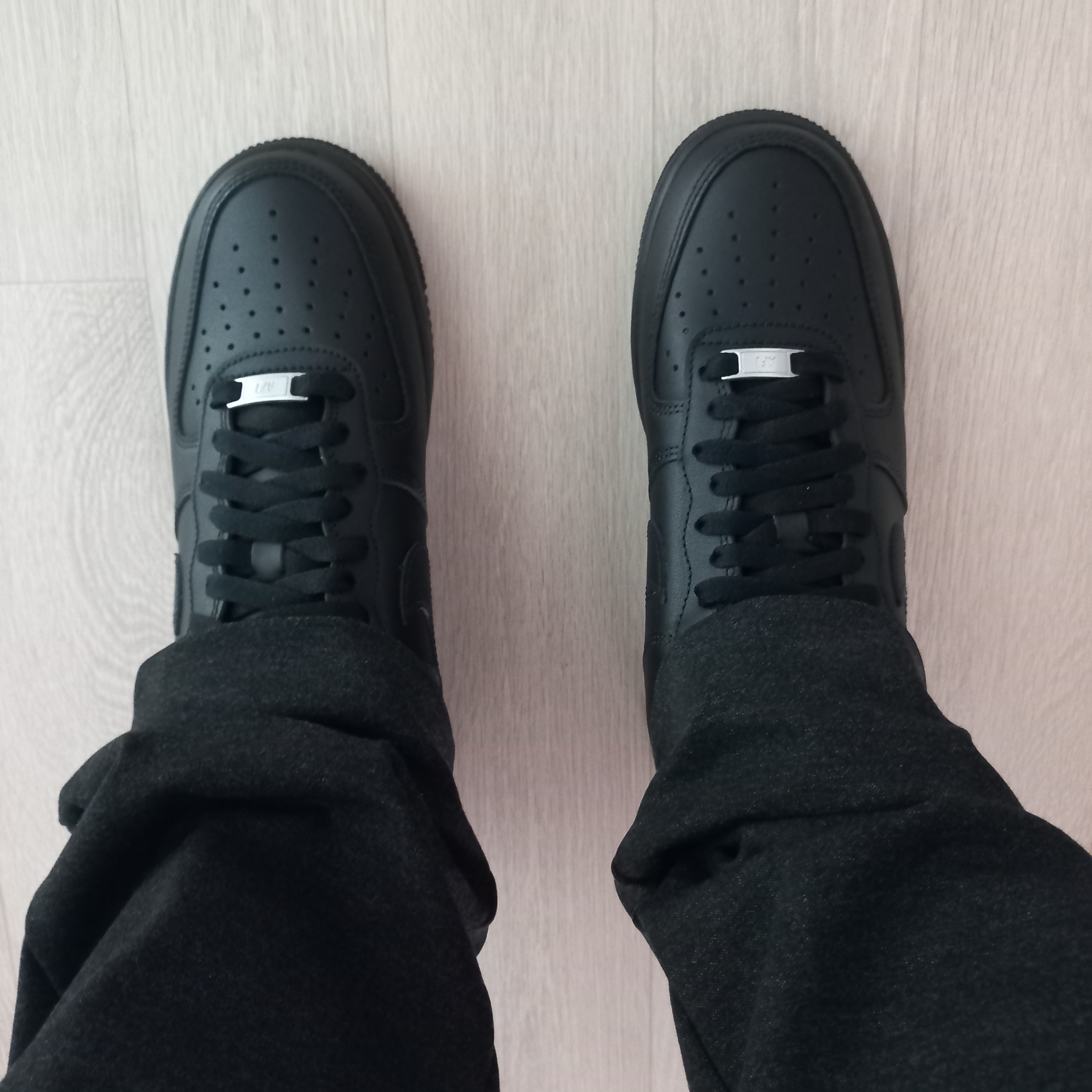 Nike Air Force 1 '07 Low Triple Black 착용 스타일 - 2
