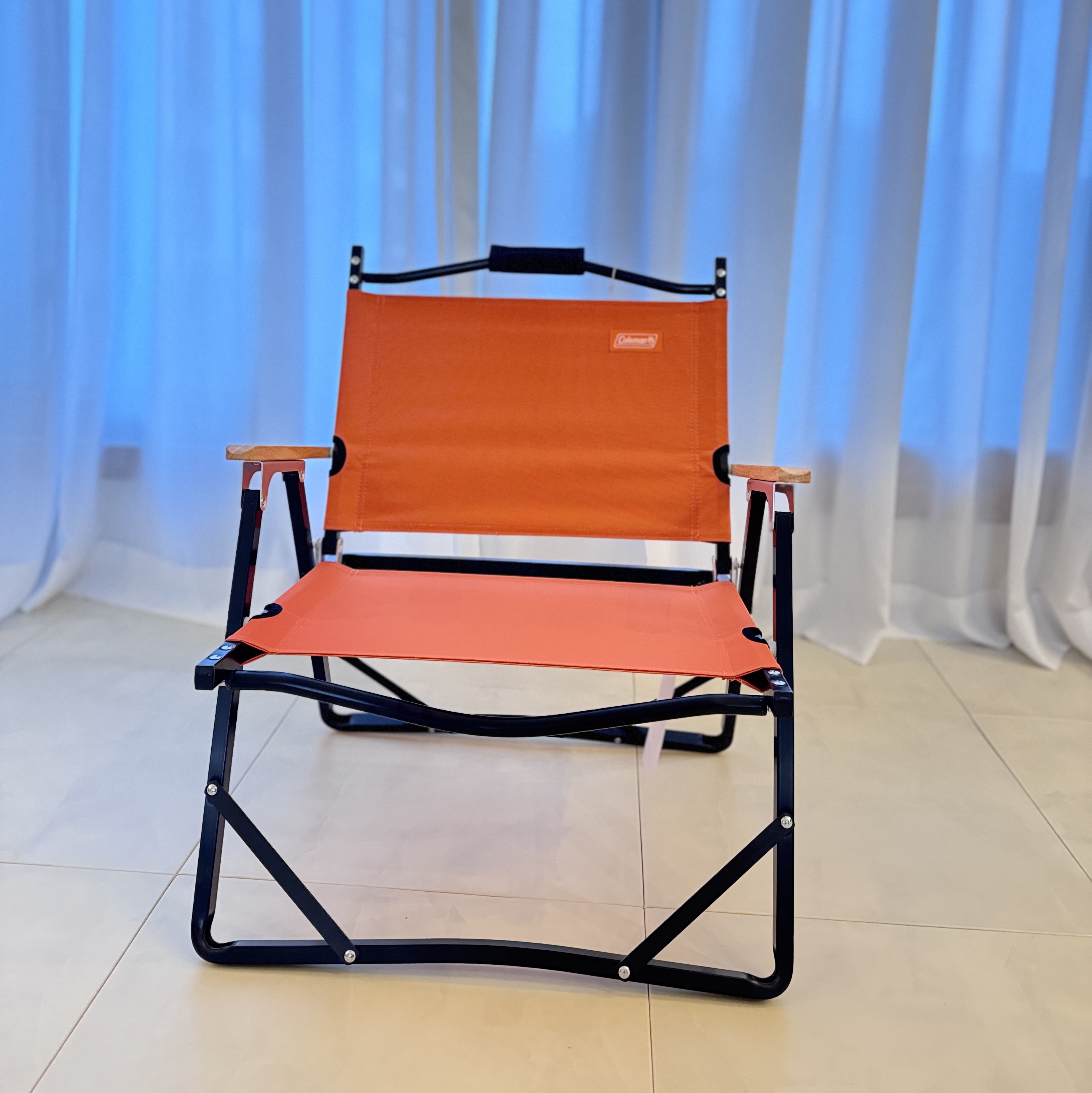 Beams x Coleman Bespoke Fireside Folding Chair Orange 착용 스타일 - 2